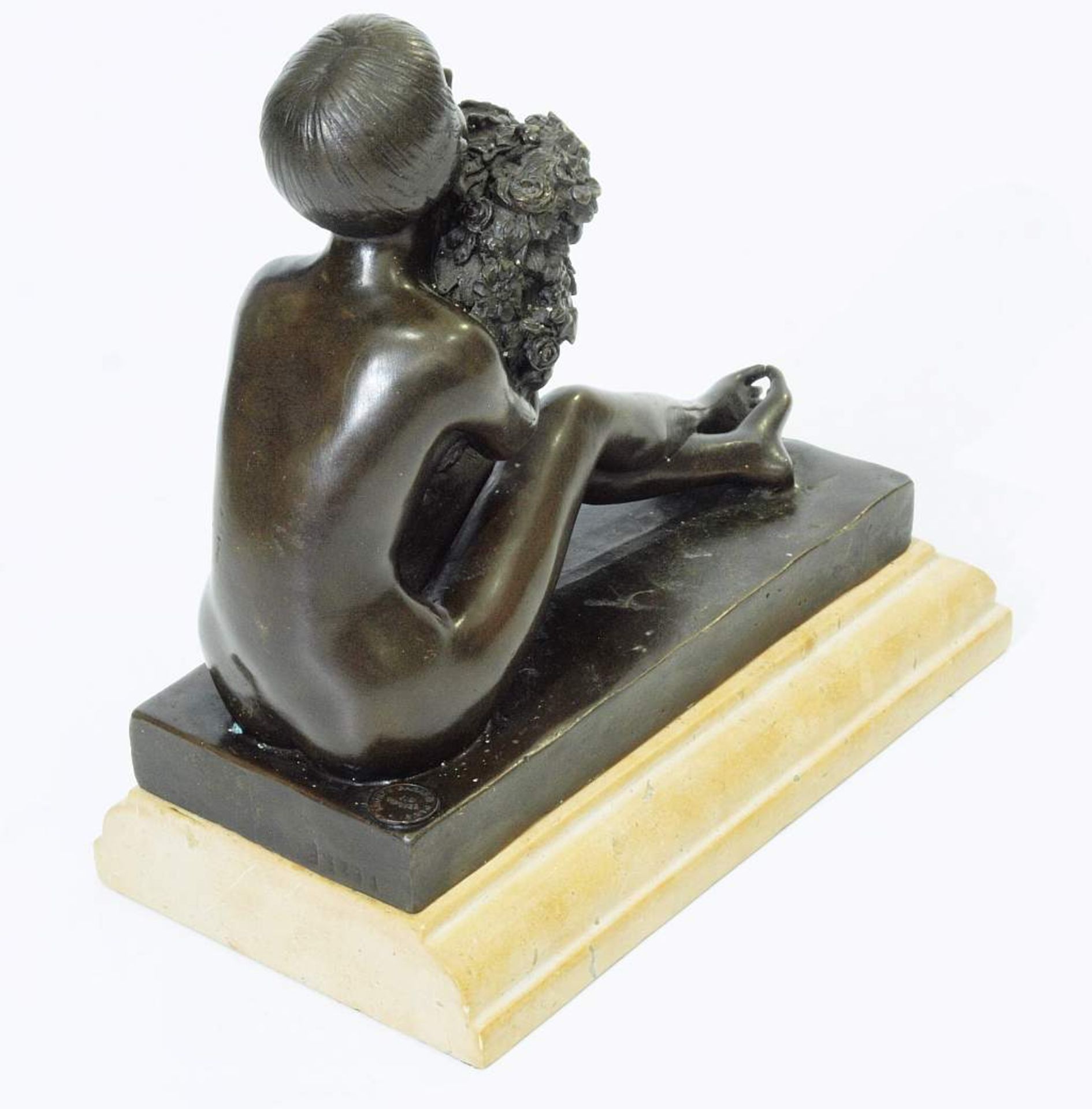 Sitzender weiblicher Akt mit Blumen. Sitzender weiblicher Akt mit Blumen, 20. Jahrhundert. Bronze, - Image 5 of 8