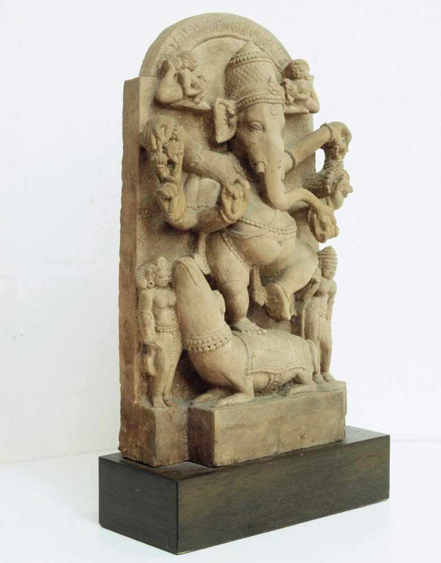 Sechsarmiger Ganesha. Sechsarmiger Ganesha. 20. Jahrhundert. Plastik. Sitzender Elefantengott ( - Image 3 of 5
