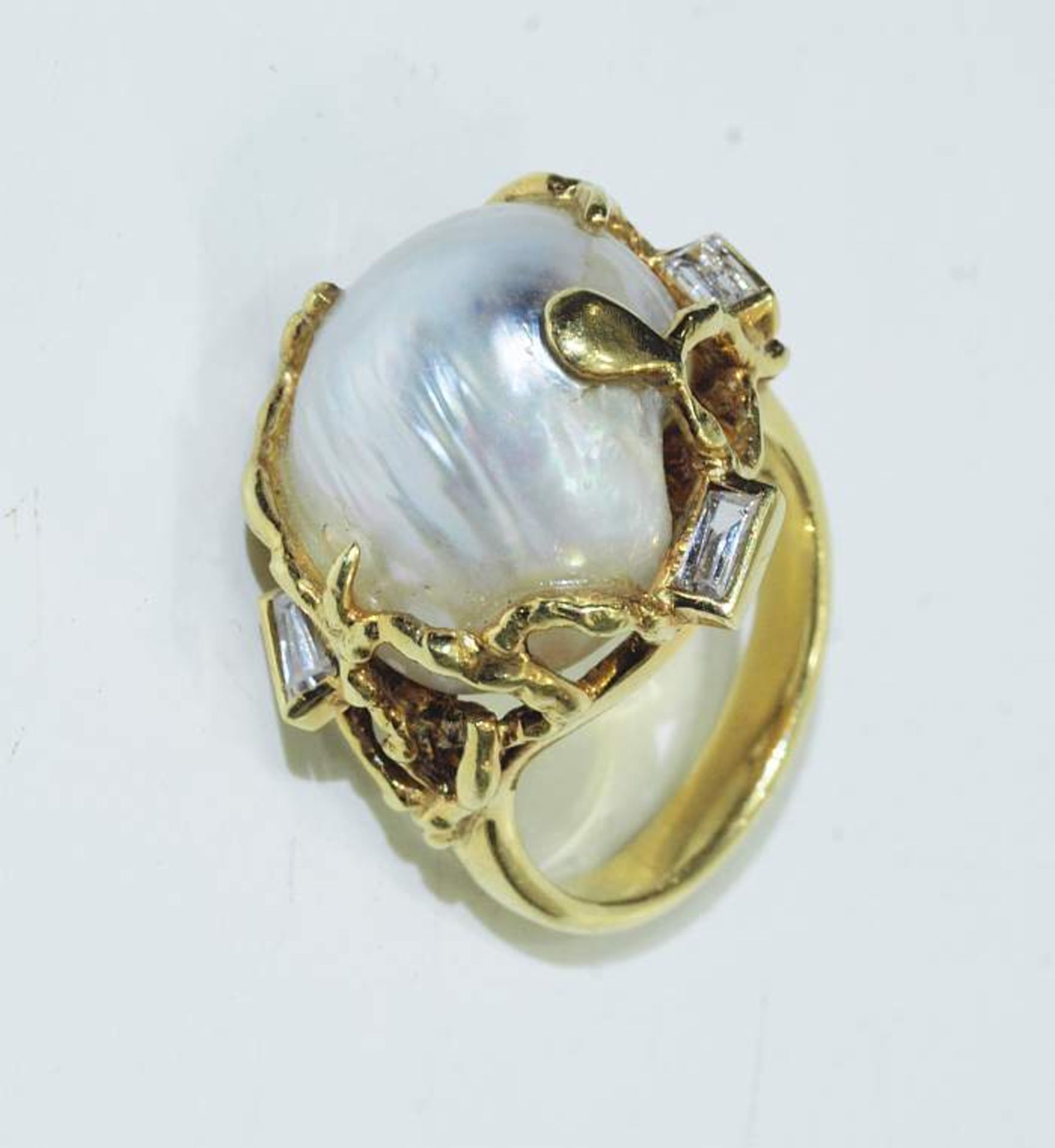 Ring mit Barockperle und Diamanten. Ring mit Barockperle und Diamanten. 750er Gelbgold,