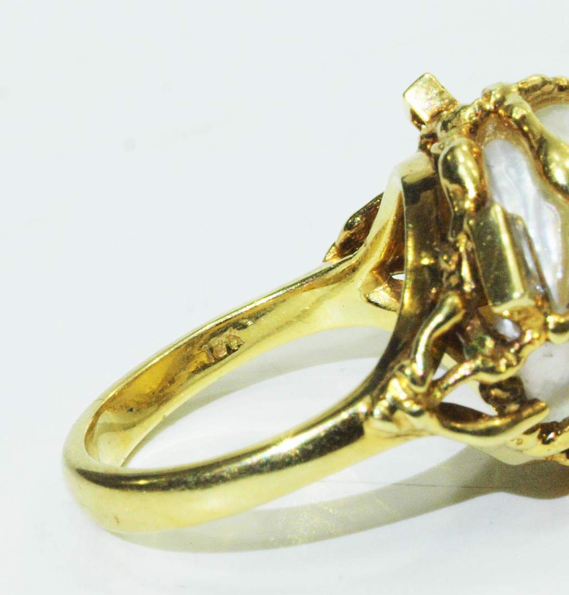 Ring mit Barockperle und Diamanten. Ring mit Barockperle und Diamanten. 750er Gelbgold, - Bild 7 aus 9