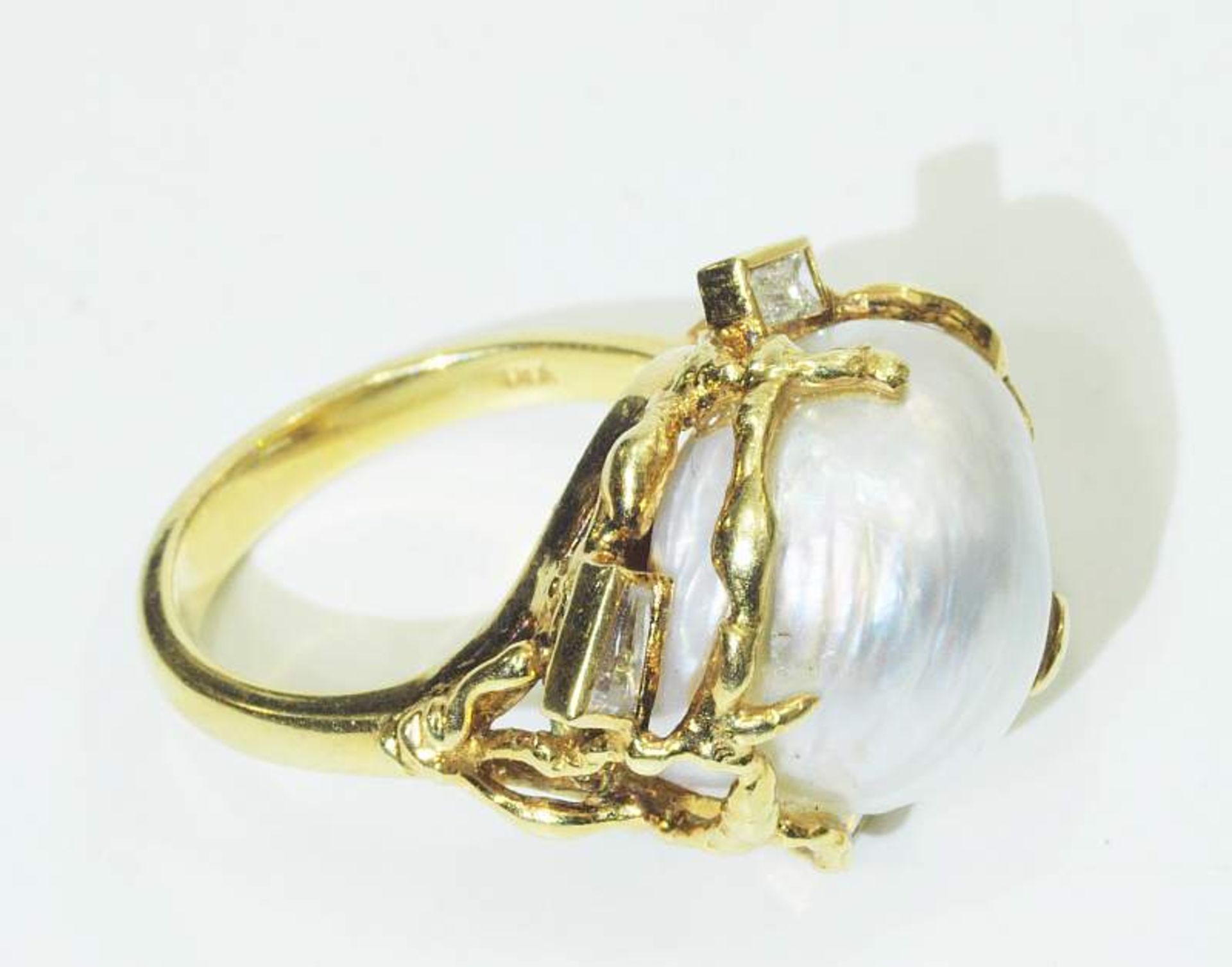 Ring mit Barockperle und Diamanten. Ring mit Barockperle und Diamanten. 750er Gelbgold, - Bild 5 aus 9