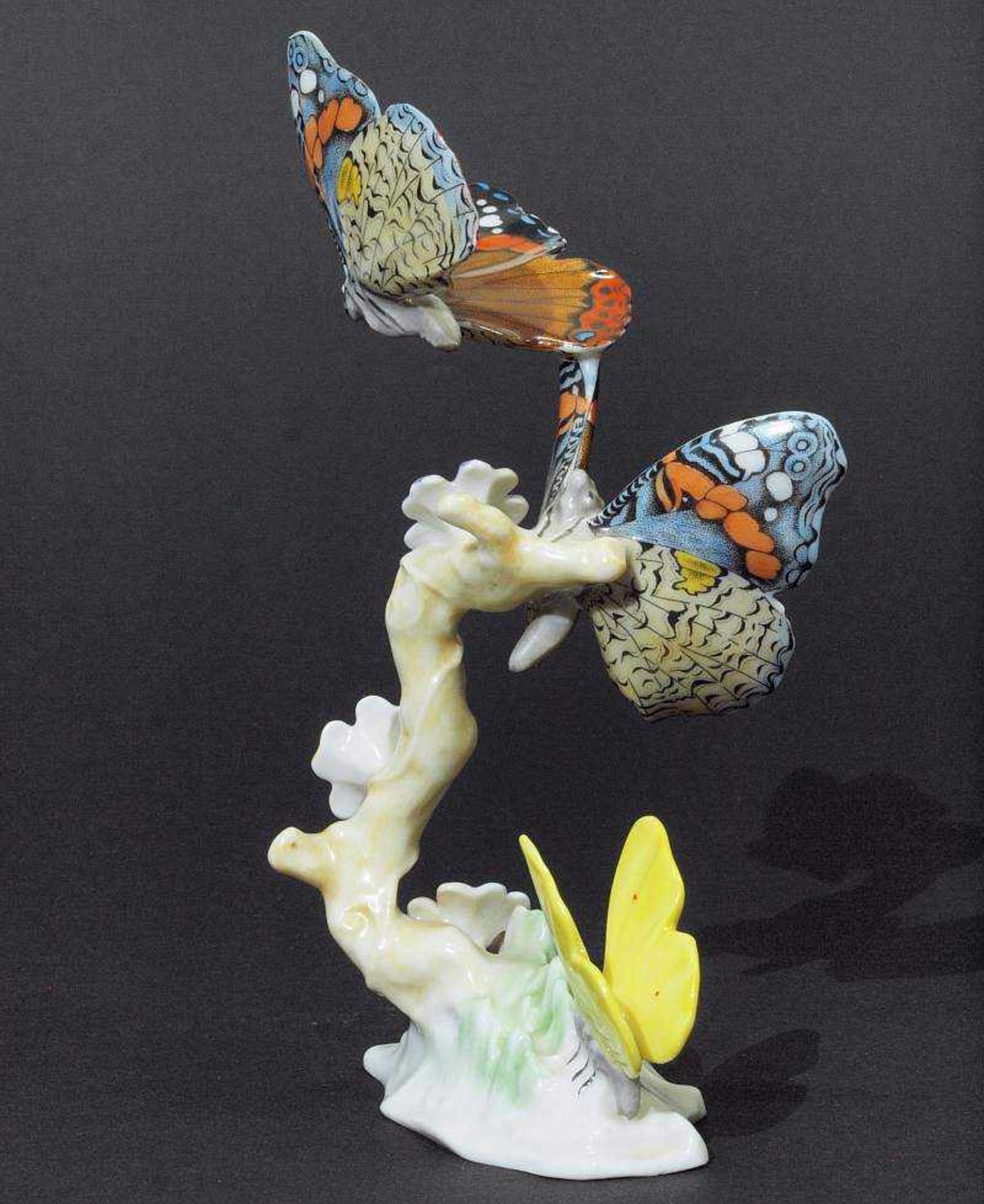 Figurengruppe mit Schmetterlingen. Figurengruppe mit Schmetterlingen. HUTSCHENREUTHER, 20. - Image 3 of 5