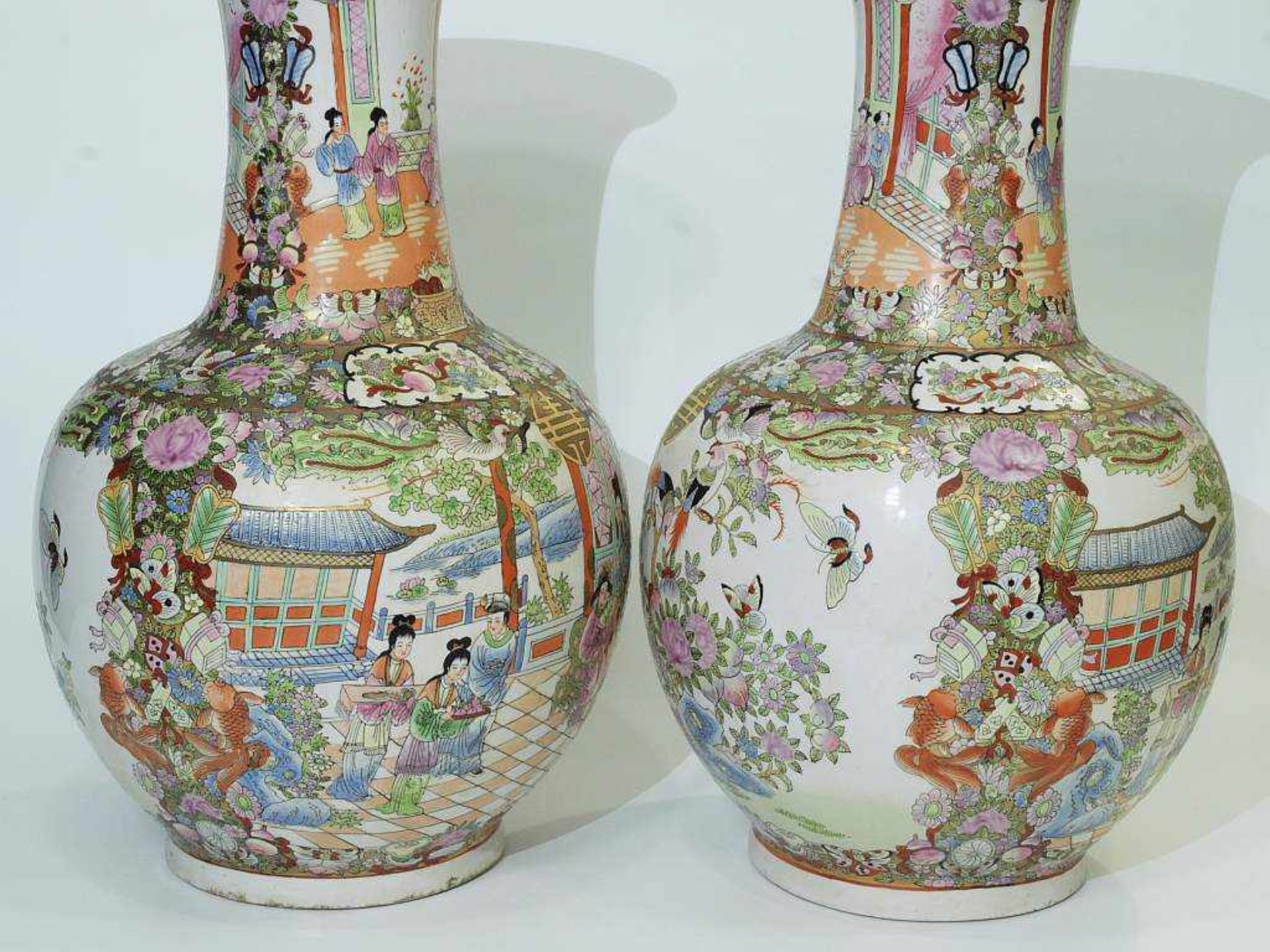 Vasenpaar. Vasenpaar. CHINA 20. Jahrhundert. Balusterform mit aufsteigendem Vasenhals. Umlaufende - Bild 6 aus 9