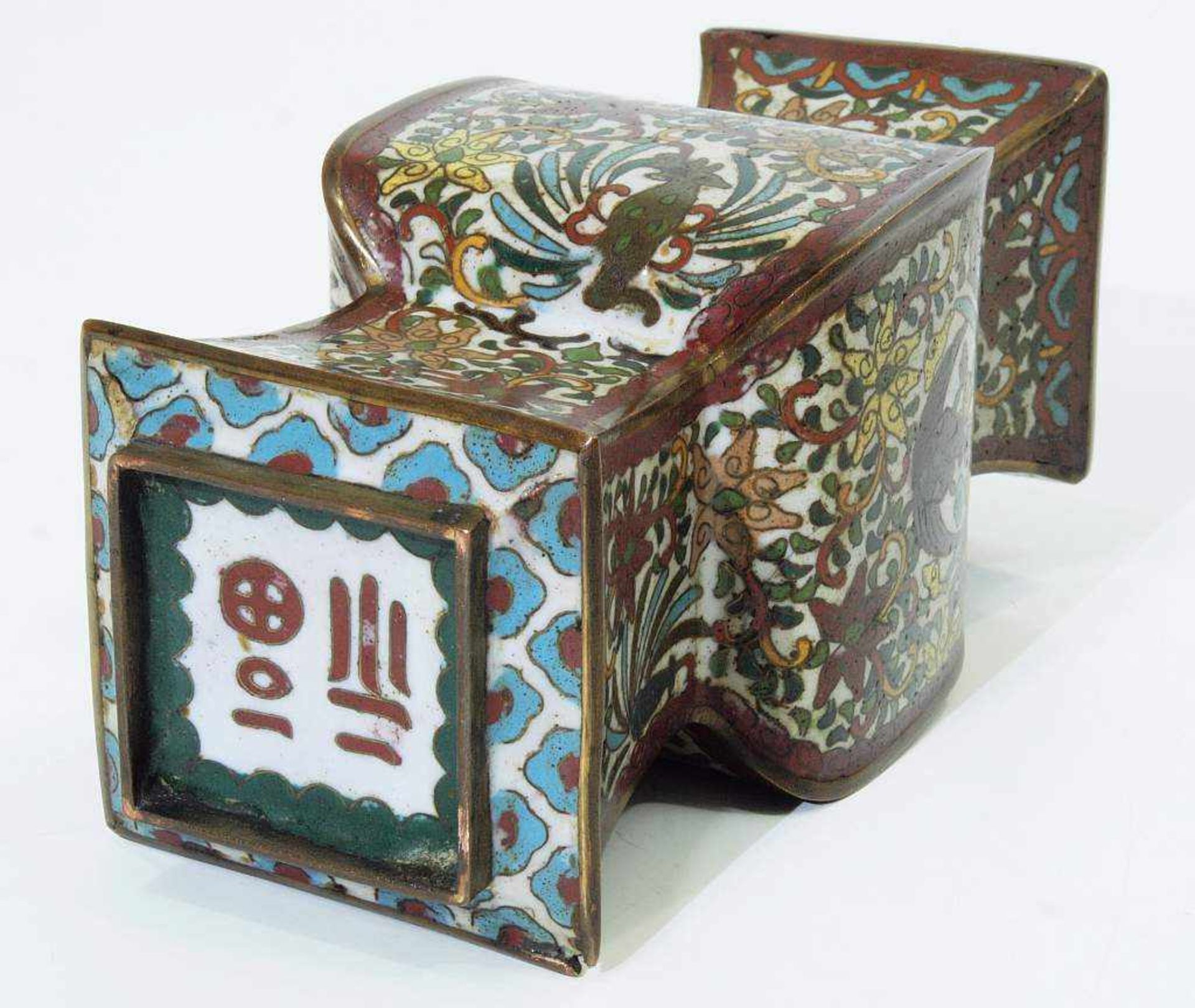 Vase. Vase. China, 20. Jahrhundert. Polychrome Cloissonné-Technik mit Floral- und Tiermotiven, - Image 5 of 6