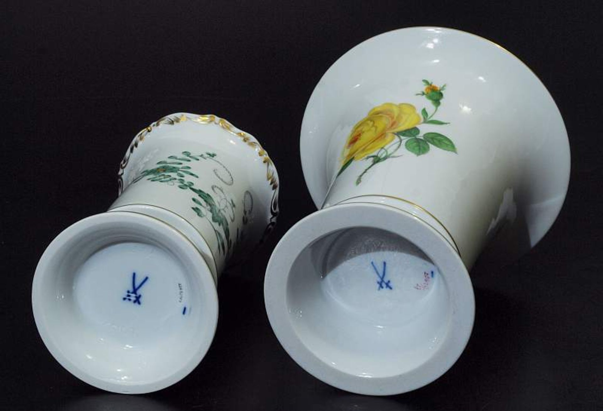 Zwei Vasen. Zwei Vasen. MEISSEN, Marke 1972 - 1980. 1) Kratervase, 1. Wahl, Dekor "Gelbe Rose", gold - Image 3 of 4