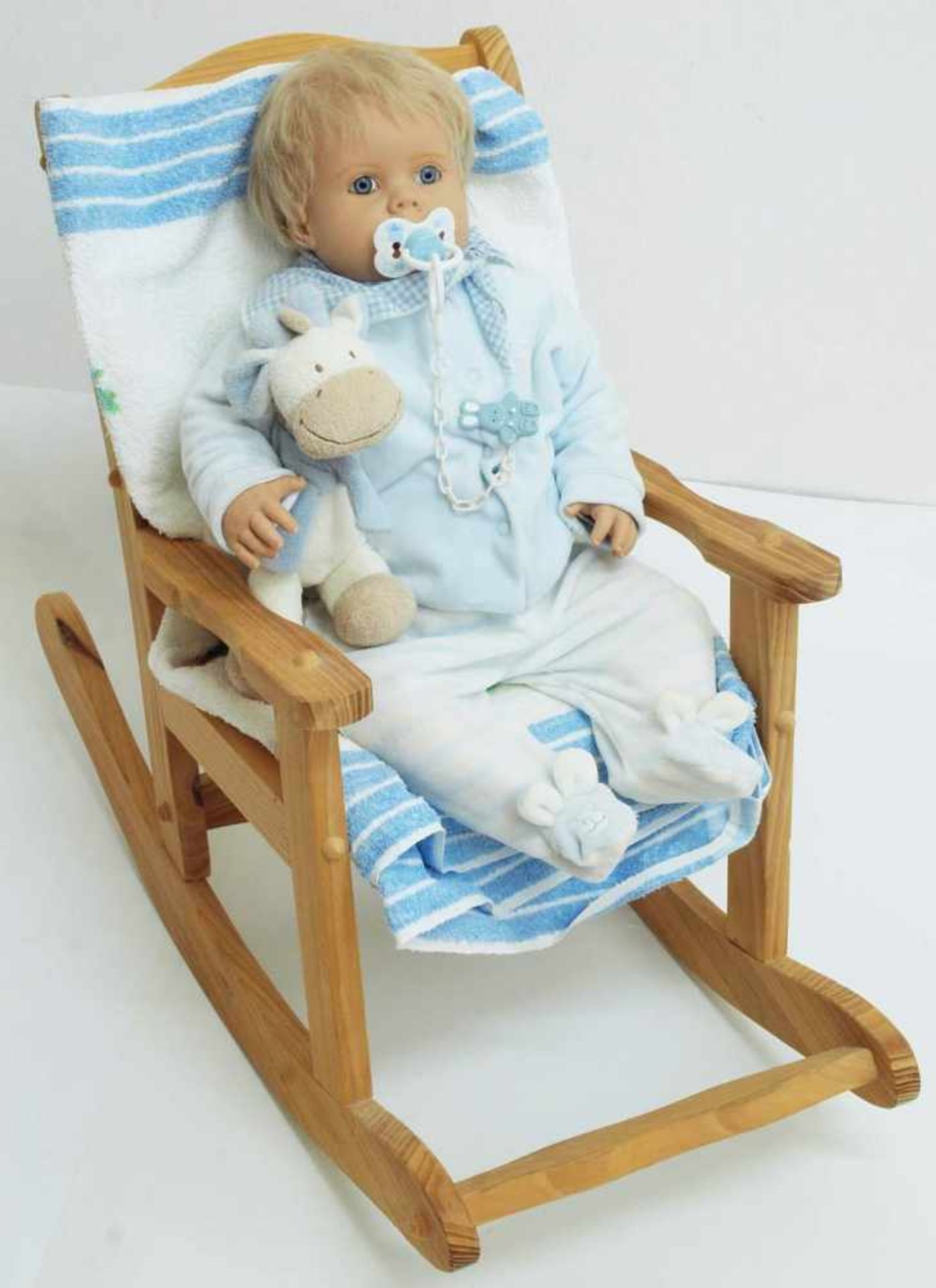 Reborn-Babypuppe mit Schaukelstuhl. Reborn-Babypuppe mit Schaukelstuhl. DIANA, am Hinterkopf - Bild 2 aus 5