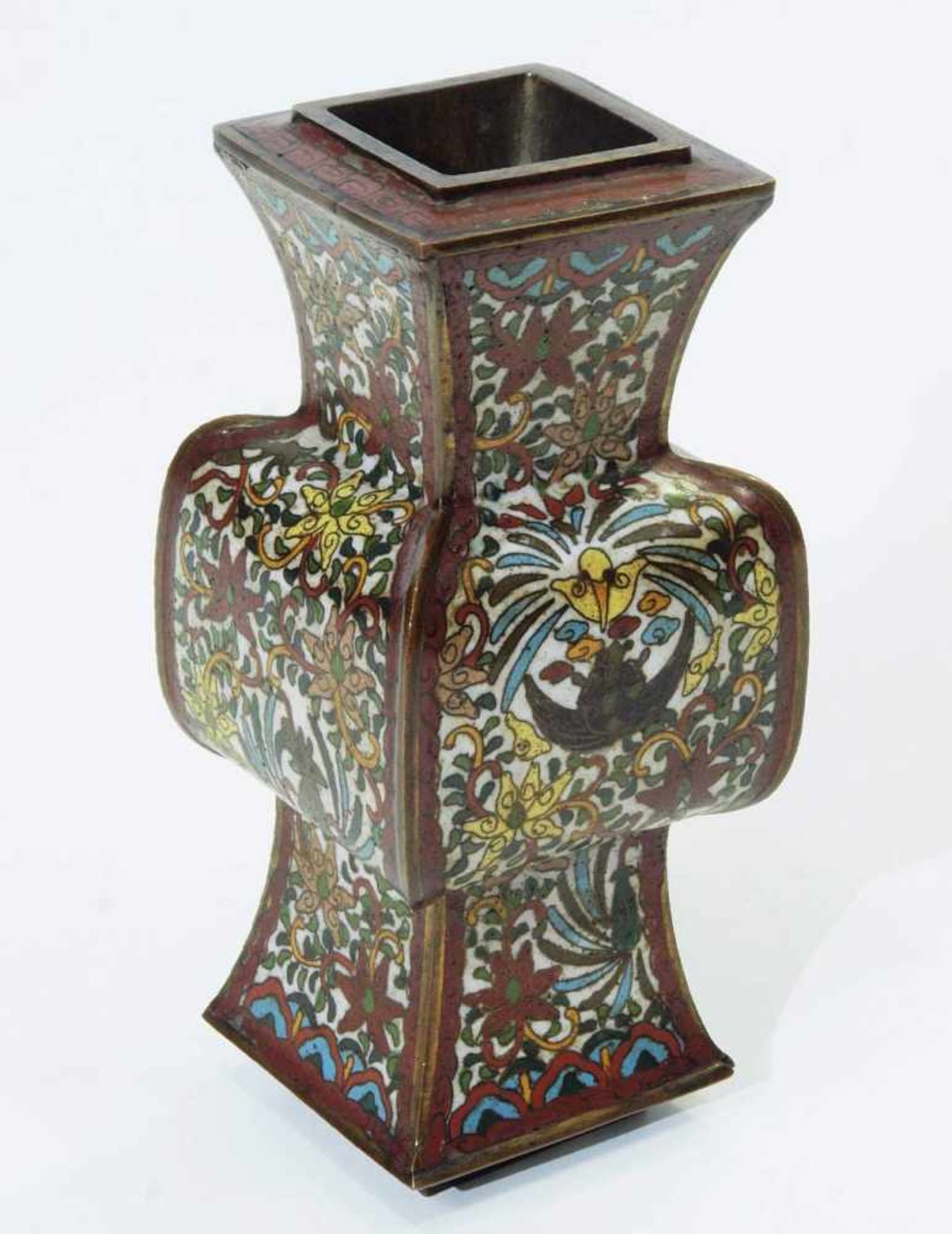Vase. Vase. China, 20. Jahrhundert. Polychrome Cloissonné-Technik mit Floral- und Tiermotiven, - Image 4 of 6