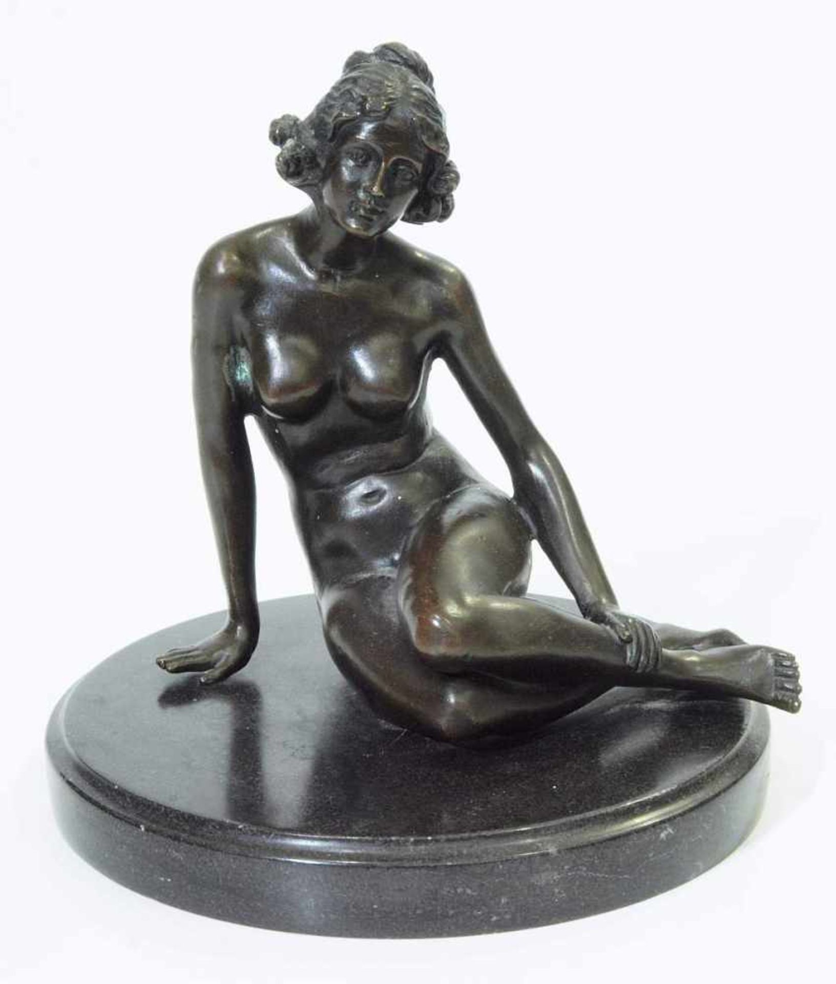 Sinnlicher Akt einer jungen Frau. Sinnlicher Akt einer jungen Frau, 20. Jahrhundert. Bronze, - Image 2 of 7