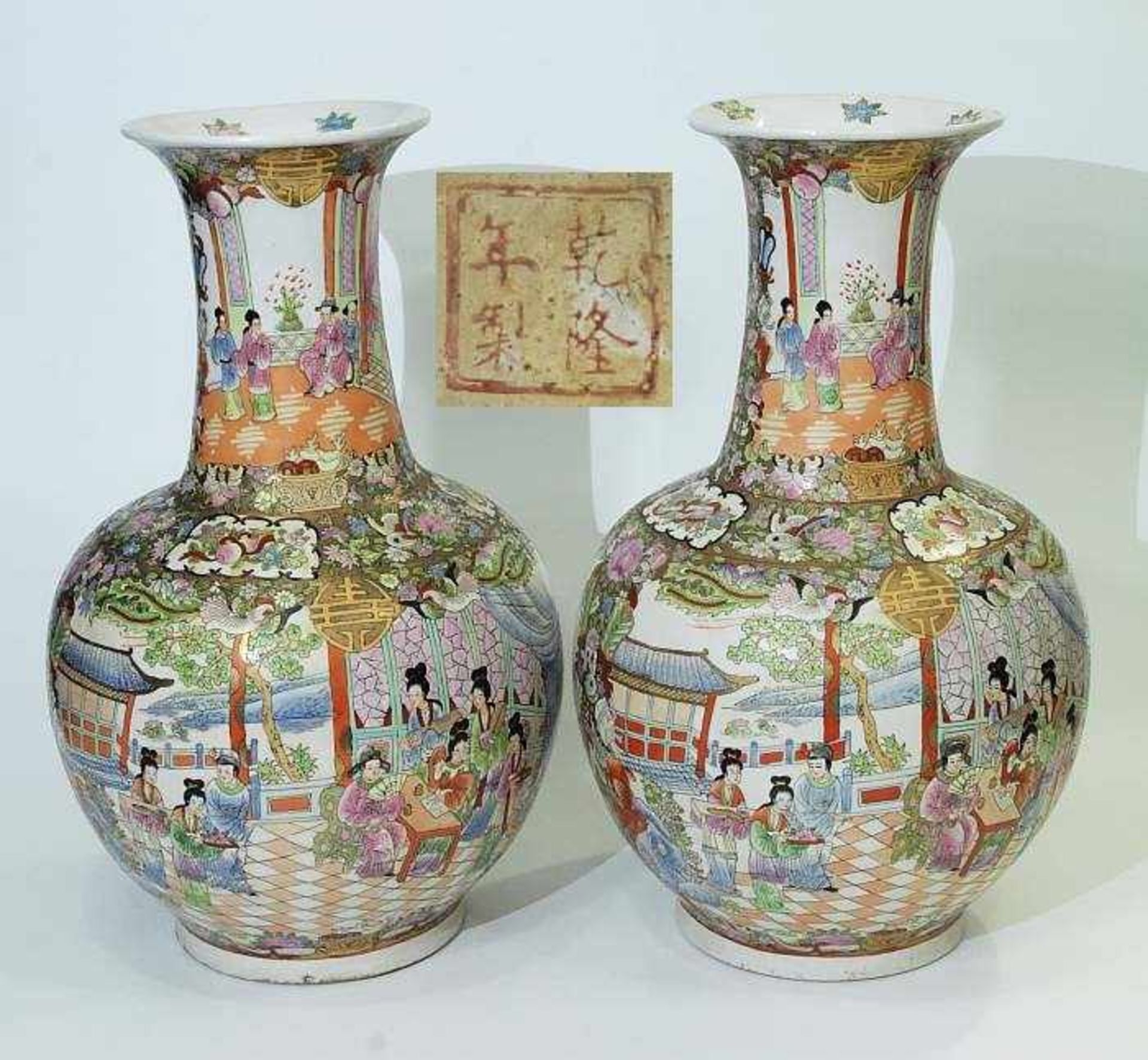 Vasenpaar. Vasenpaar. CHINA 20. Jahrhundert. Balusterform mit aufsteigendem Vasenhals. Umlaufende