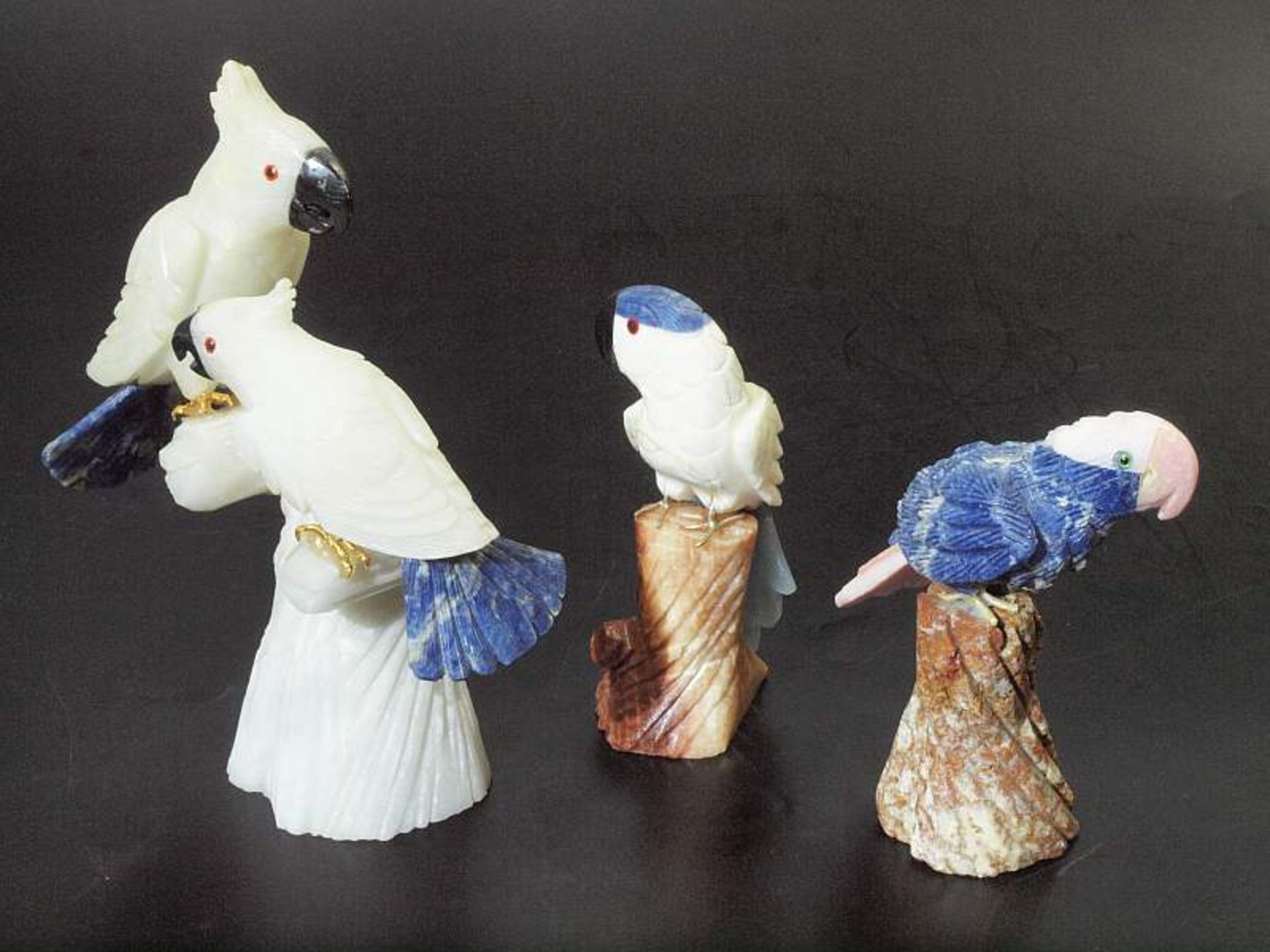 Konvolut. Konvolut. 20. Jahrhundert. Zwei Papageien, zwei Kakadus aus mehrfarbigen Mineralien mit - Image 4 of 4
