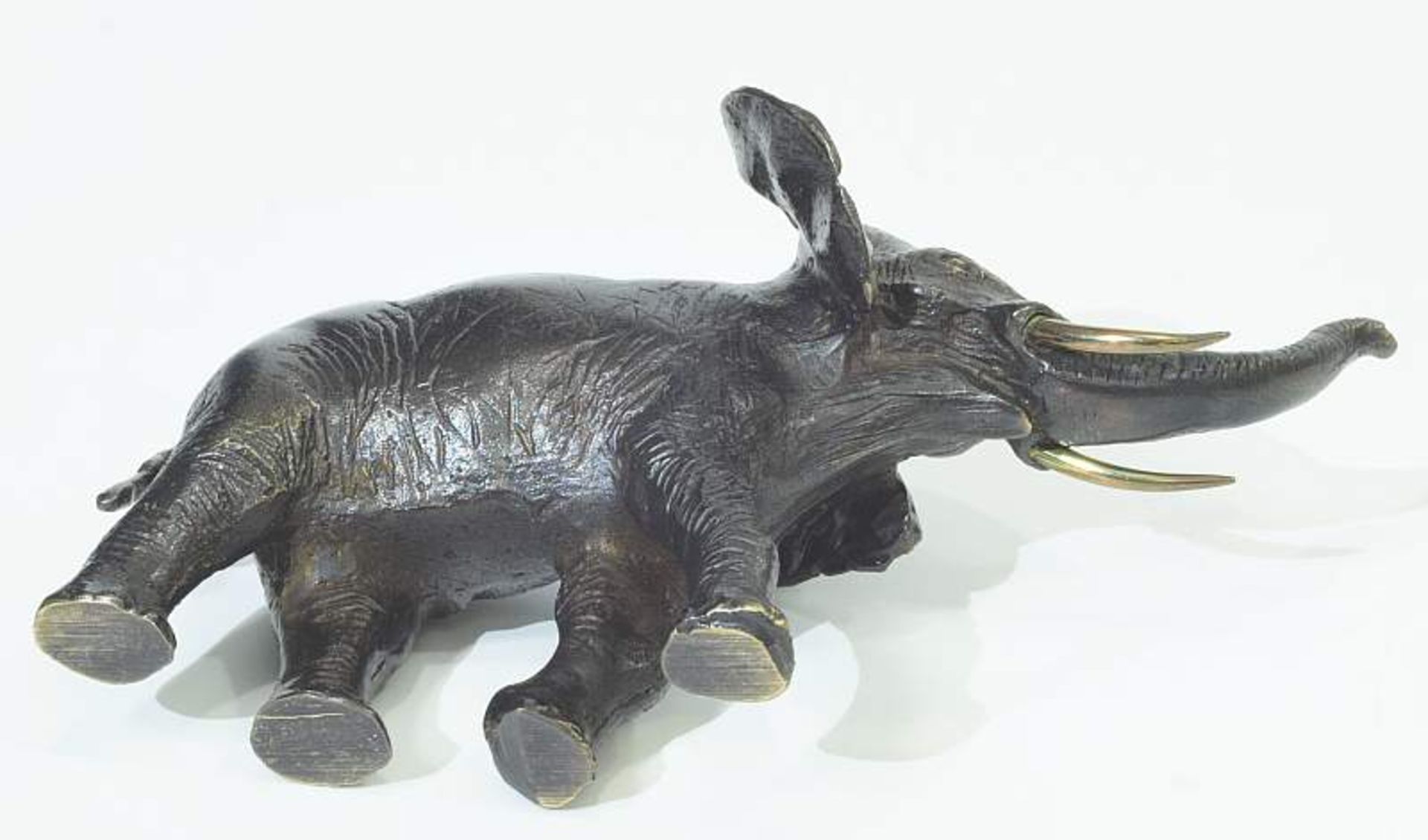 Tierplastik "Elefant". Tierplastik "Elefant". 20. Jahrhundert. Bronze, schreitende Darstellung eines - Image 5 of 5