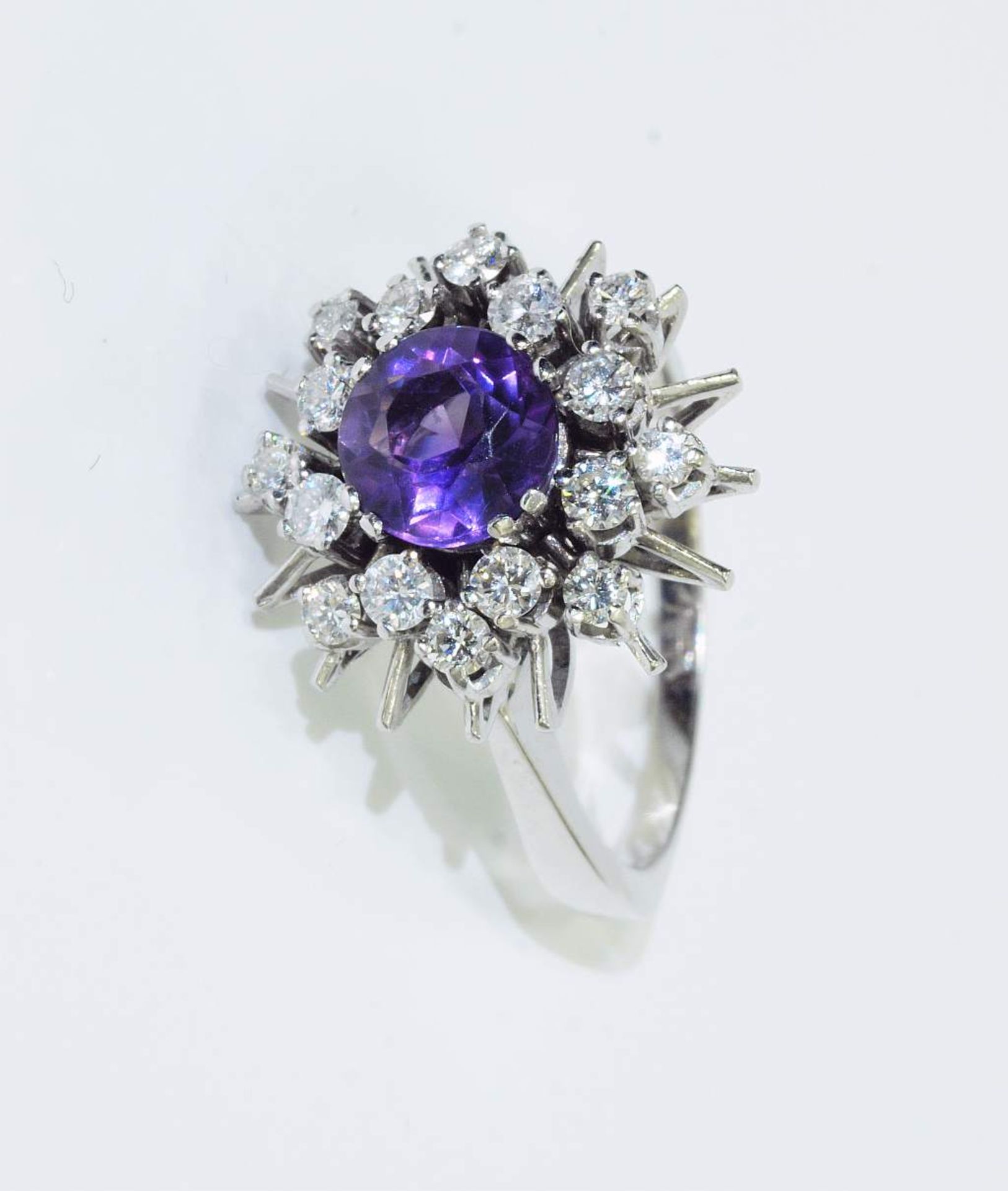 Dekorativer Ring mit Amethyst und Brillanten. Dekorativer Ring. 585er Weißgold geprüft. Kranz mit 16 - Bild 2 aus 5