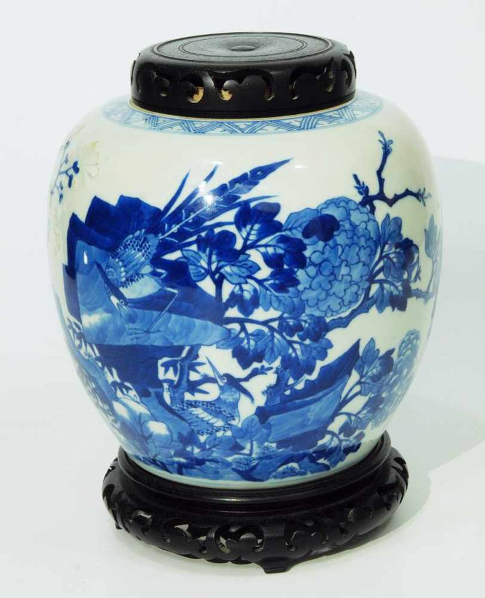 Deckeldose. Deckeldose. Shanghai, 19. Jahrhundert. Blau-weiß Dekor, florales Reliefdekor. Bauchige - Image 2 of 5