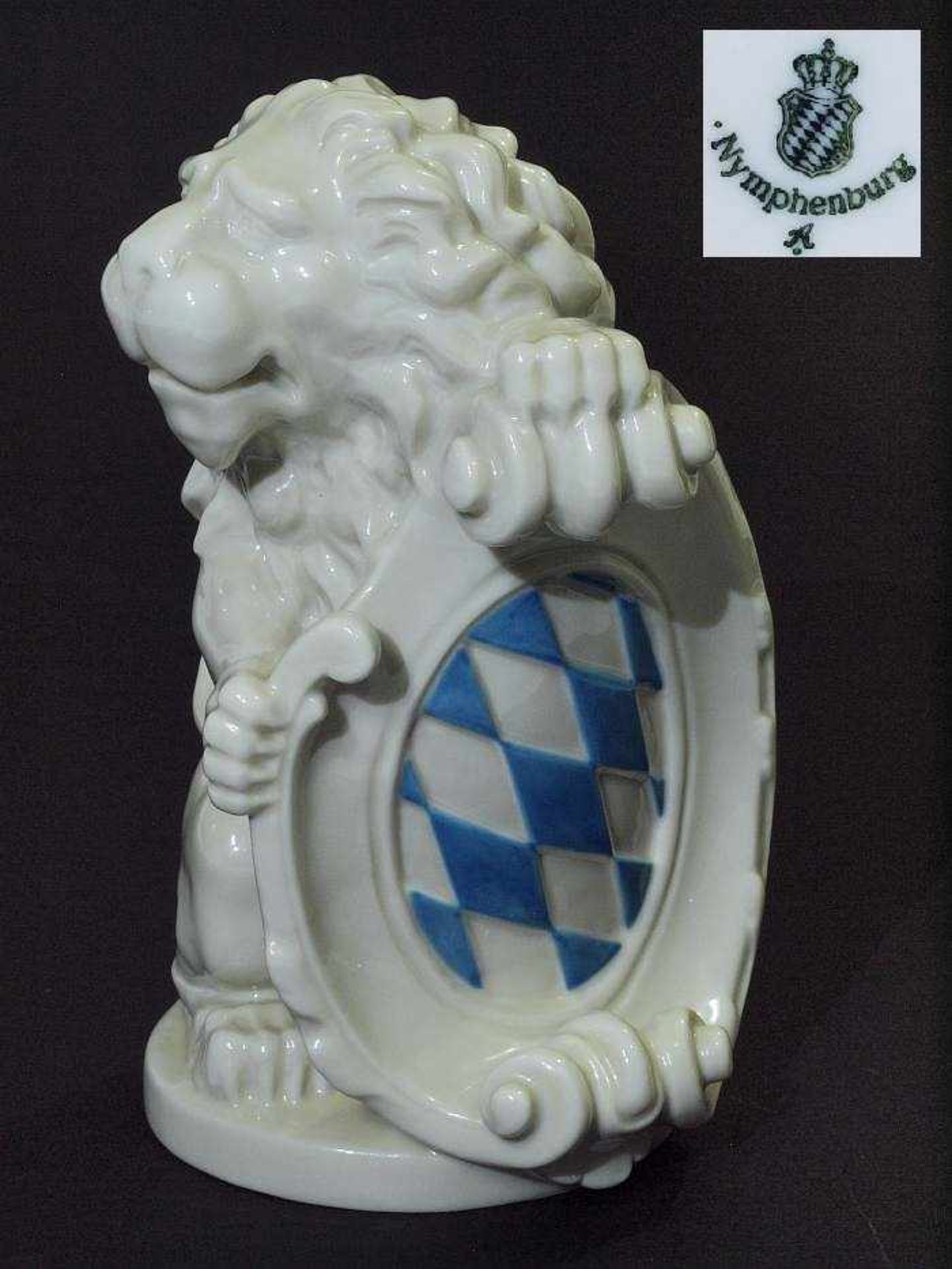 Großer Löwe mit Wappen. Großer Löwe mit Wappen. NYMPHENBURG, Marke 1976 - 1997. Entwurf nach R. Boos