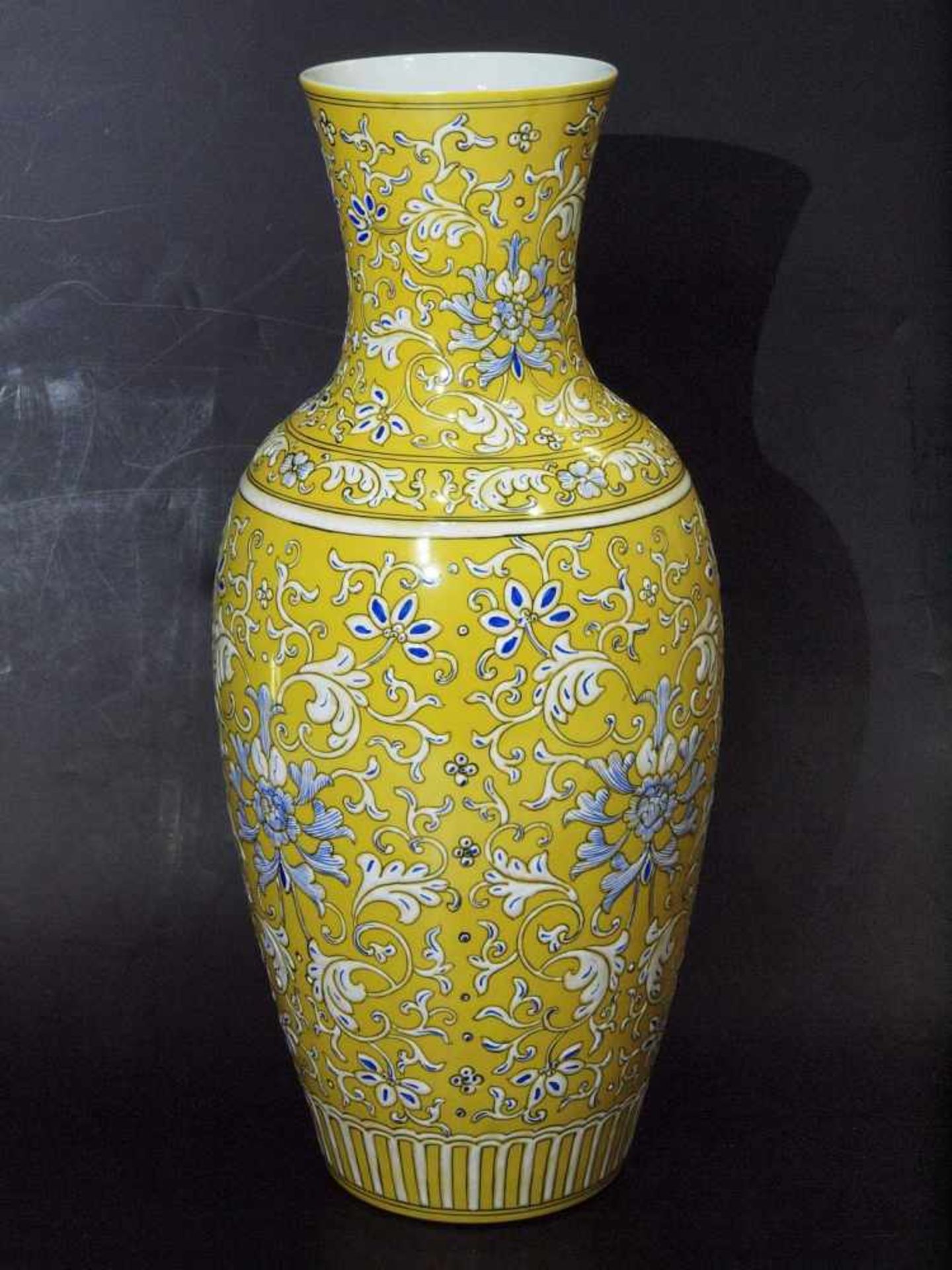 Vase. Vase. China, 20. Jahrhundert. Heller Scherben, florales Reliefdekor in blau-weiß auf gelben - Bild 3 aus 5