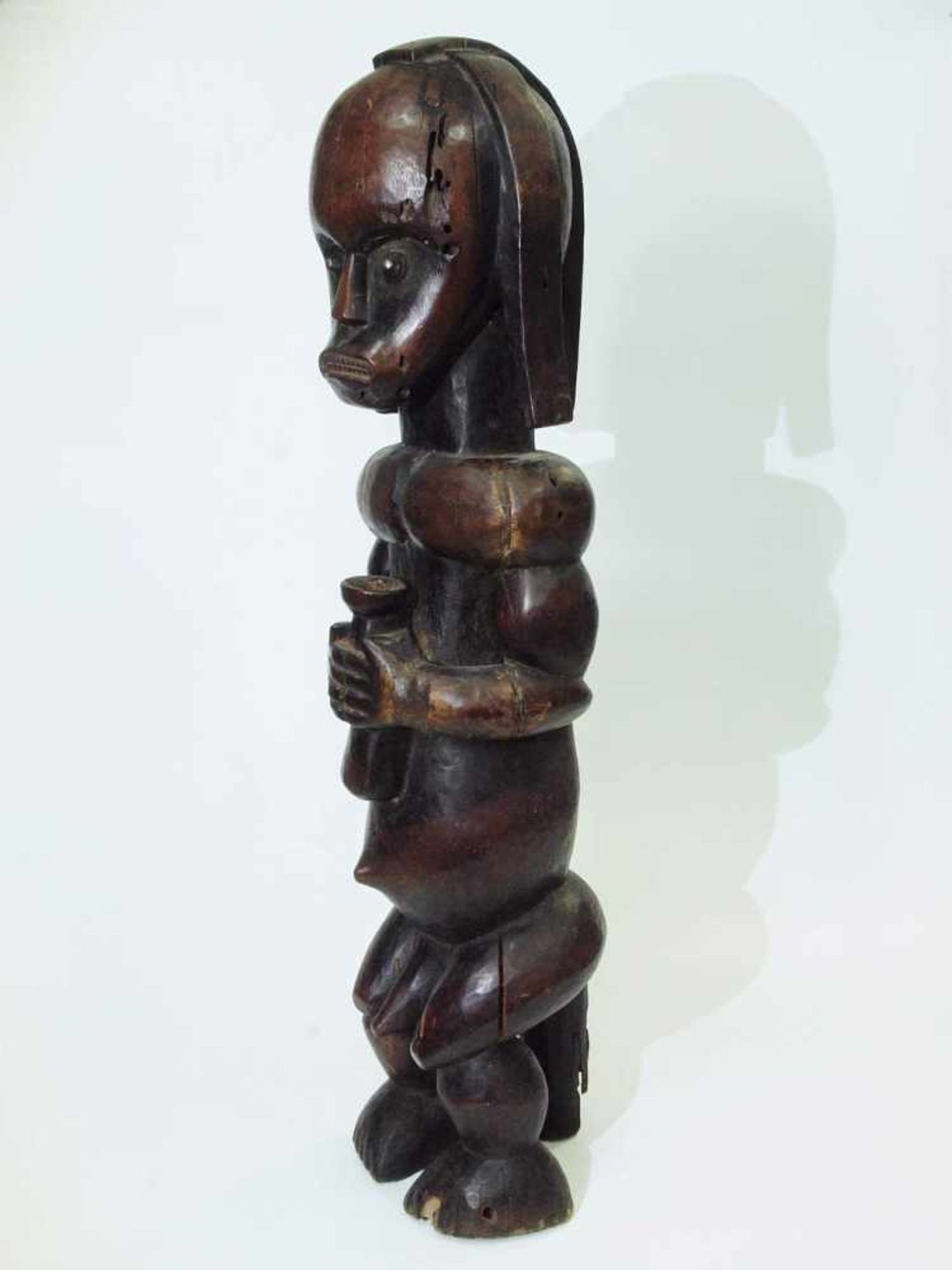 Kultfigur. Kultfigur. DR Kongo, 20. Jahrhundert. Holz, dunkel patiniert, geschnitzt. Darstellung - Bild 3 aus 7