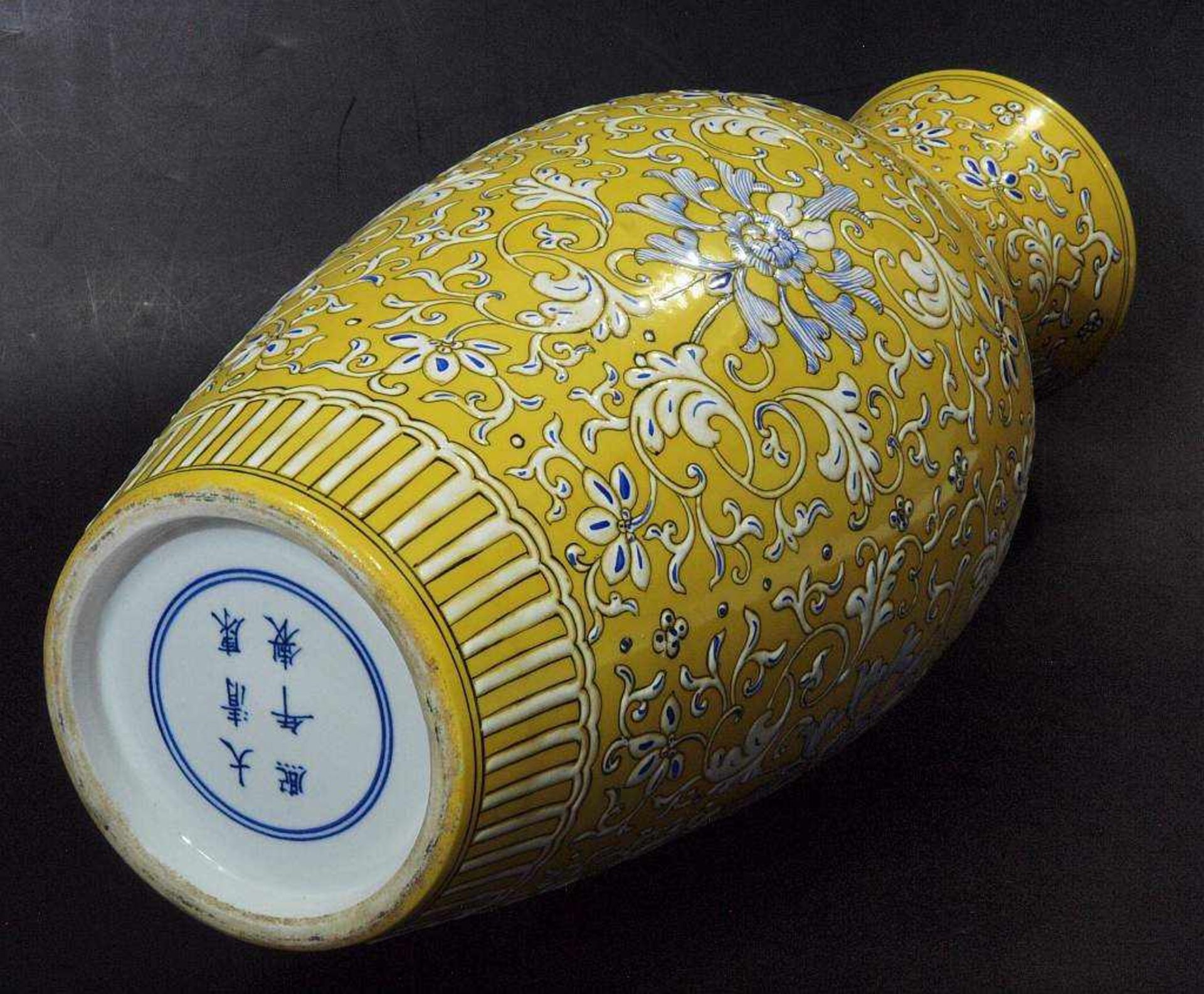 Vase. Vase. China, 20. Jahrhundert. Heller Scherben, florales Reliefdekor in blau-weiß auf gelben - Bild 4 aus 5