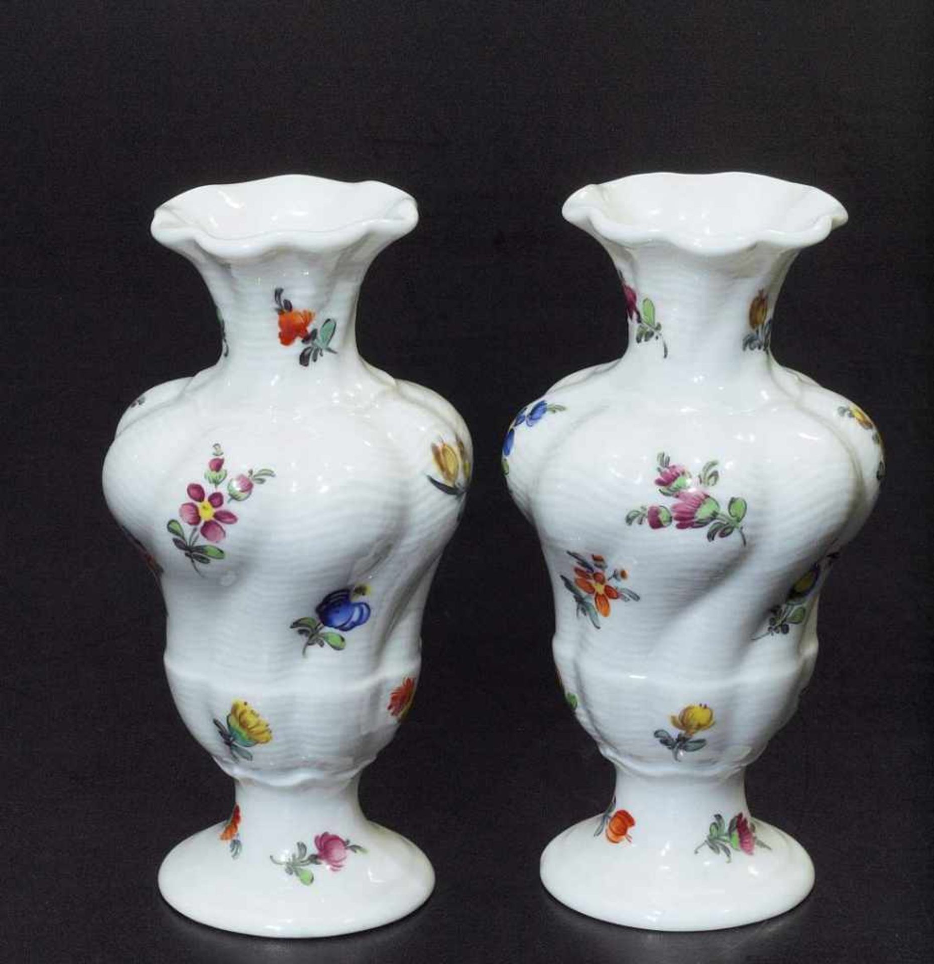 Paar Veilchen-Vasen. Paar Veilchen-Vasen. NYMPHENBURG, 20. Jahrhundert. Streublümchendekor mit - Bild 2 aus 4