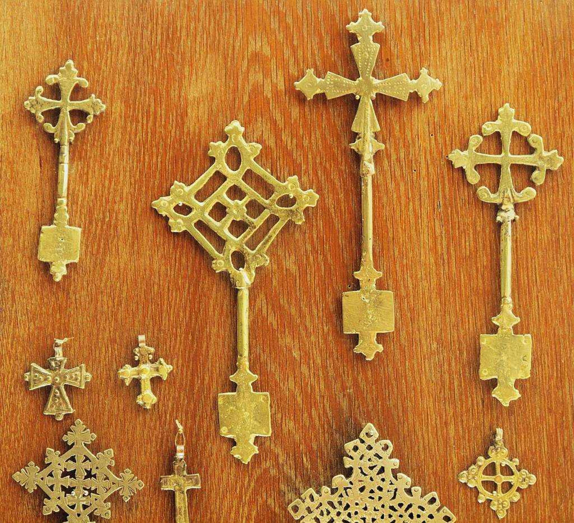 Sammlung von äthiopischen Kreuzen Sammlung von äthiopischen Kreuzen. 15 Teile. Mit Expertisen: 1) - Image 3 of 5