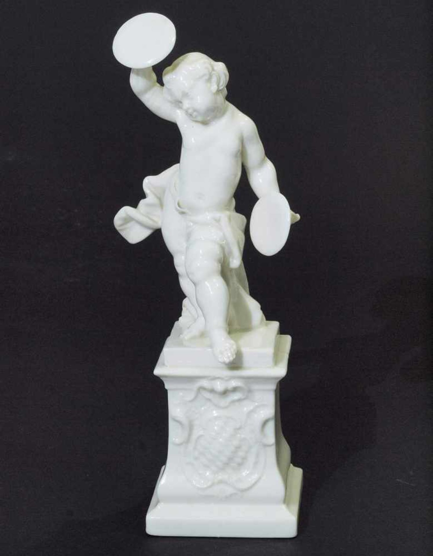 Putto mit Schlagbecken auf hohem Postament. Putto mit Schlagbecken auf hohem Postament. NYMPHENBURG, - Bild 2 aus 7