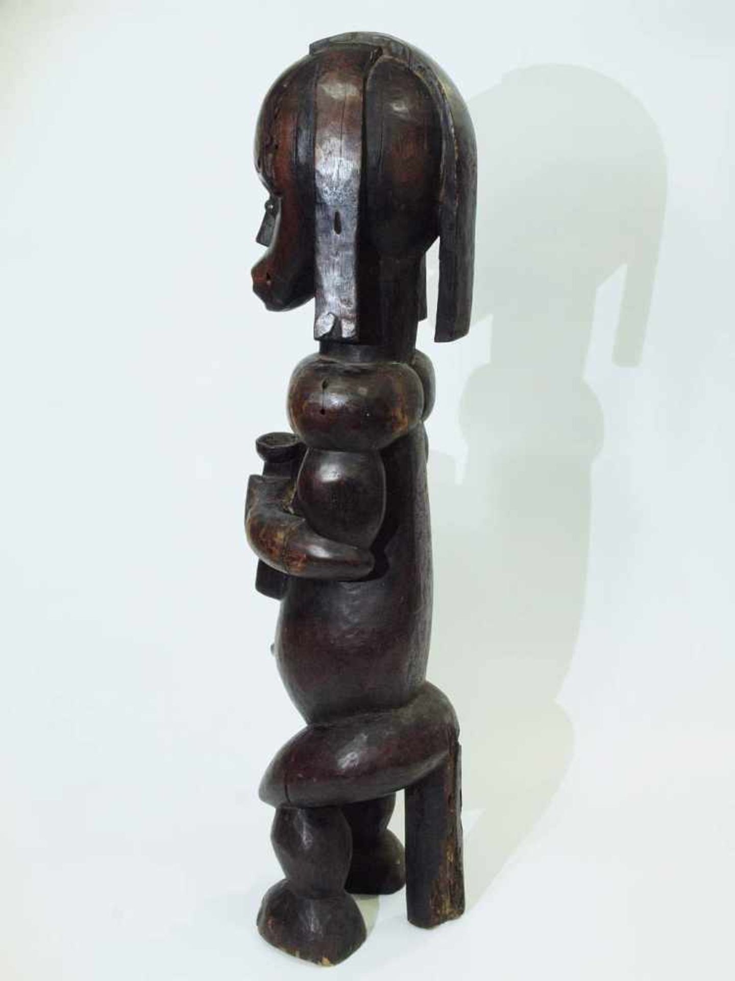Kultfigur. Kultfigur. DR Kongo, 20. Jahrhundert. Holz, dunkel patiniert, geschnitzt. Darstellung - Bild 4 aus 7