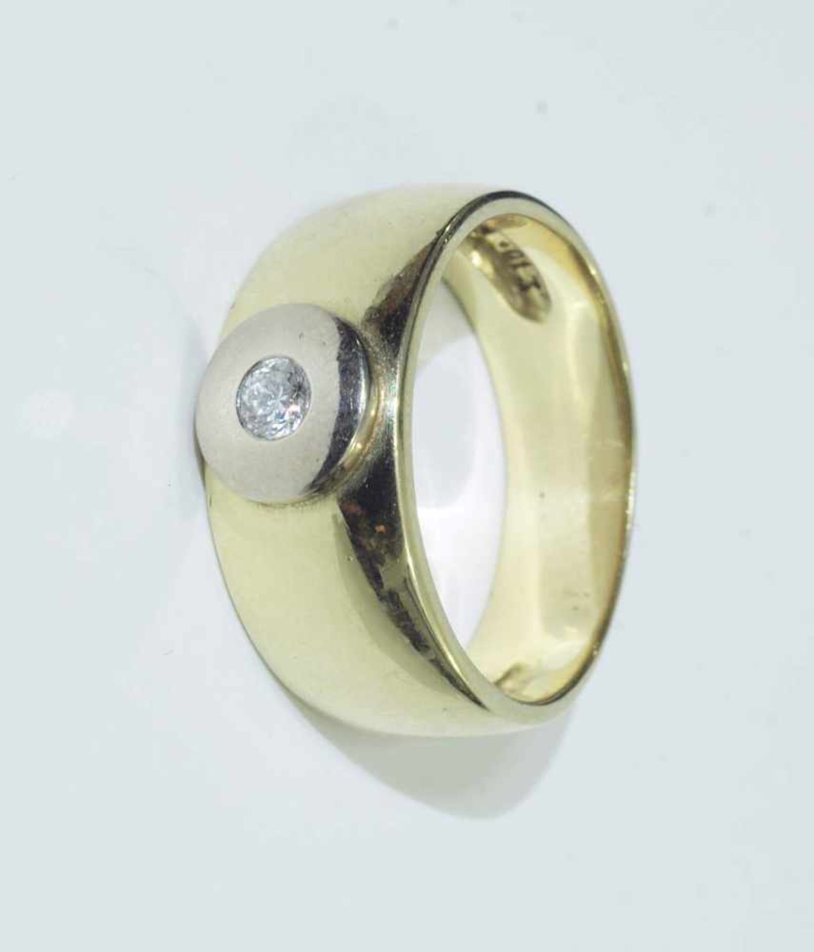 Solitär mit Brillant. Solitär mit Brillant. 585er Gelbgold, Brillant 0,13 ct. (in der Ringschiene - Bild 2 aus 4