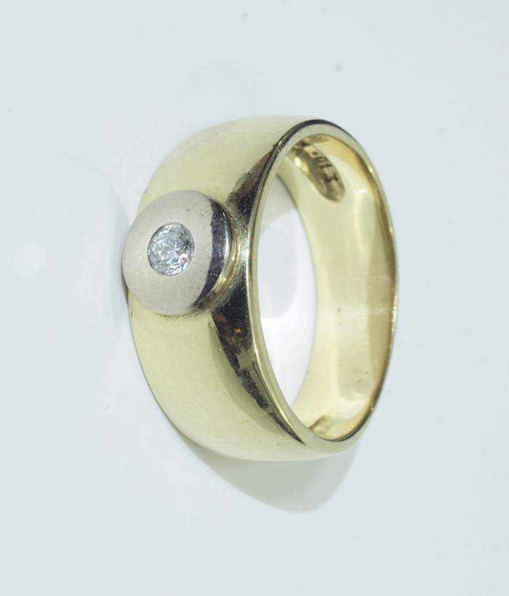 Solitär mit Brillant. Solitär mit Brillant. 585er Gelbgold, Brillant 0,13 ct. (in der Ringschiene