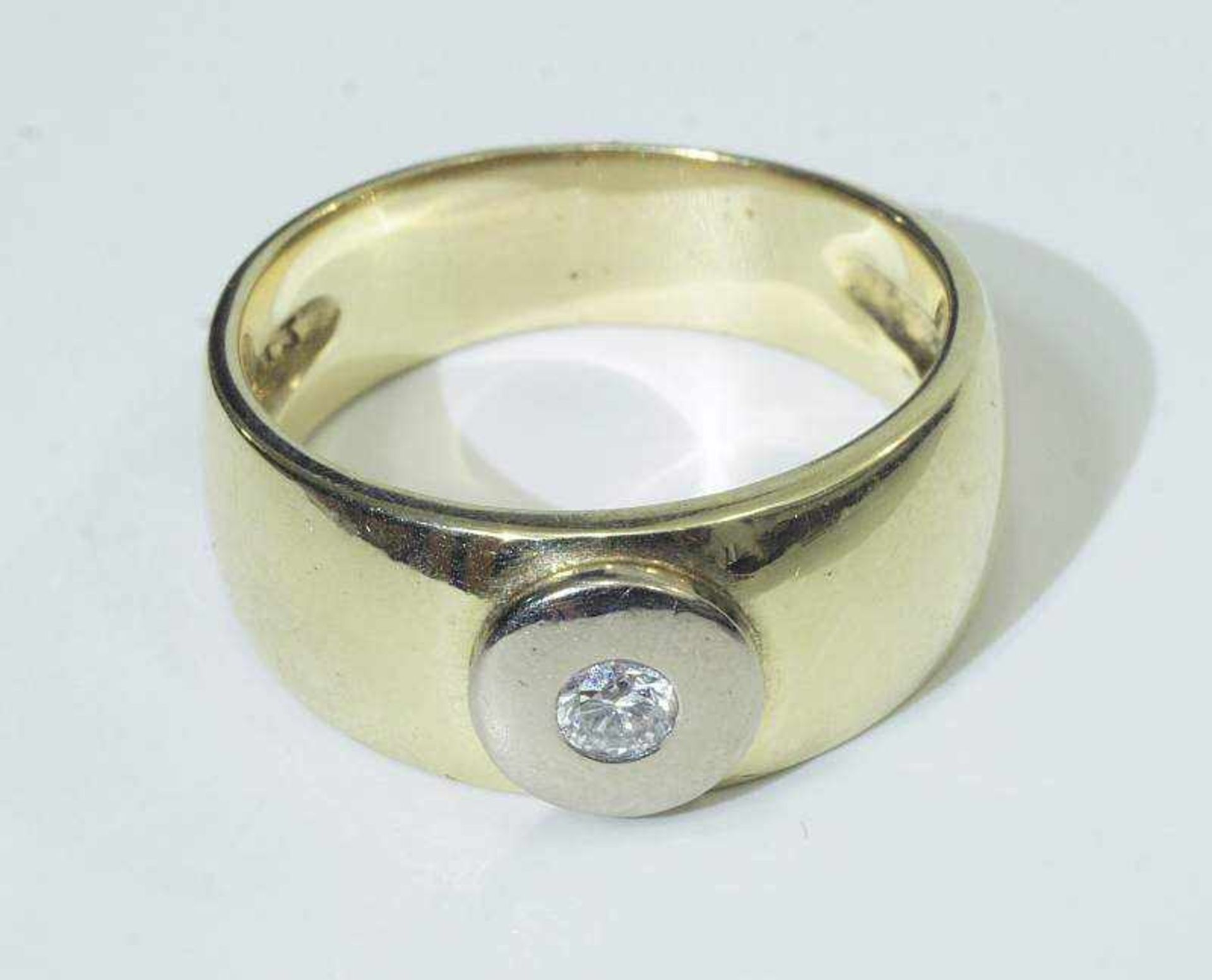 Solitär mit Brillant. Solitär mit Brillant. 585er Gelbgold, Brillant 0,13 ct. (in der Ringschiene - Bild 3 aus 4