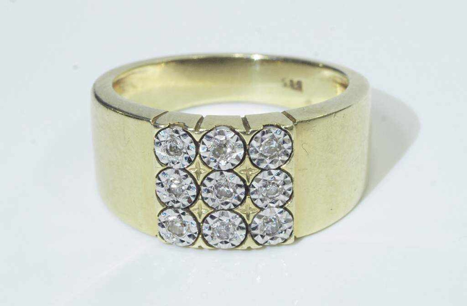 Ring mit neun kleinen Brillanten /Brillantbesatz. Ring mit neun kleinen Brillanten/Brillantbesatz. - Bild 3 aus 5