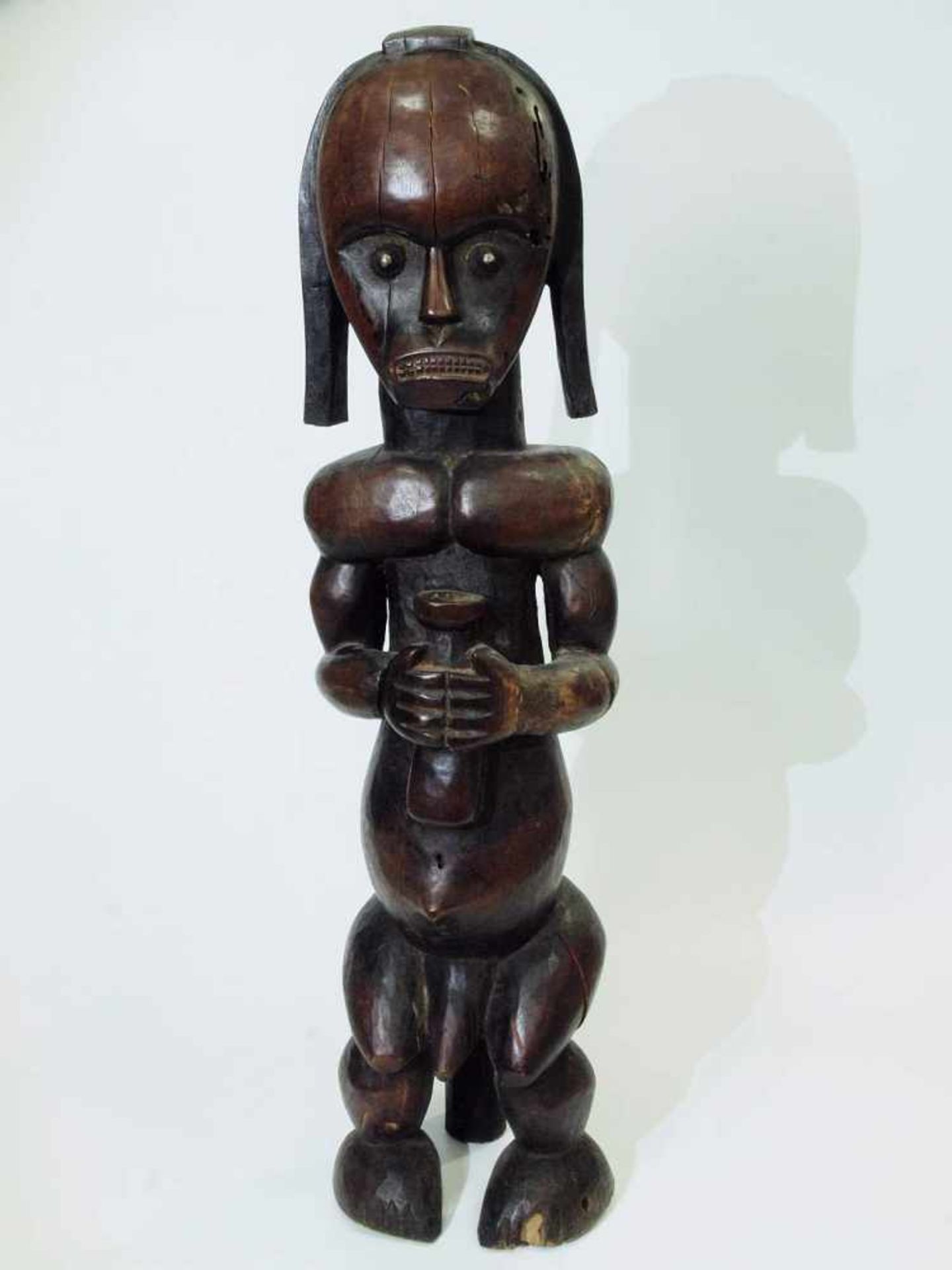 Kultfigur. Kultfigur. DR Kongo, 20. Jahrhundert. Holz, dunkel patiniert, geschnitzt. Darstellung - Bild 2 aus 7