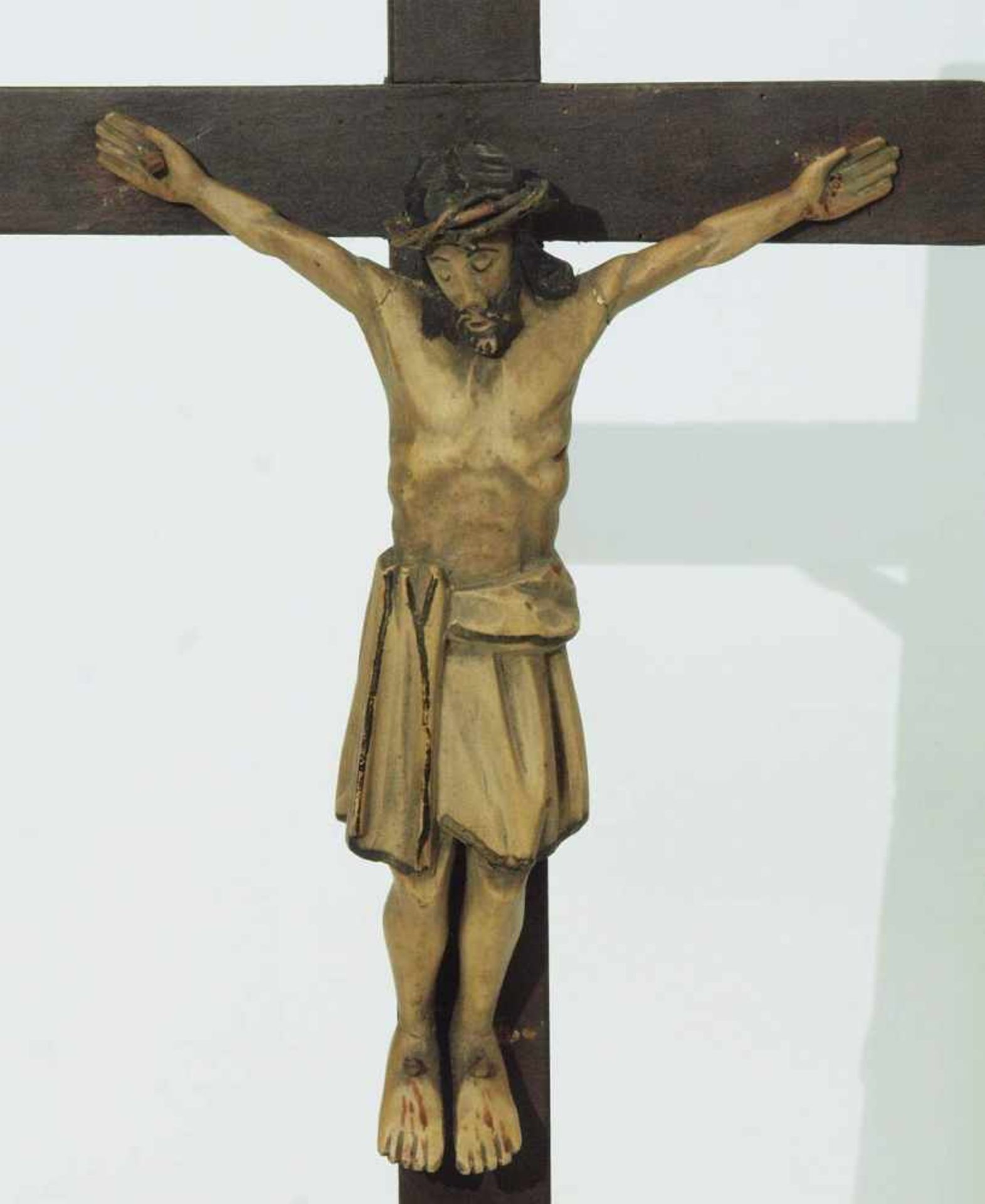 Holzkreuz mit Korpus Christi. Holzkreuz mit Korpus Christi. 19. Jahrhundert. Viernageltypus. An - Bild 4 aus 5