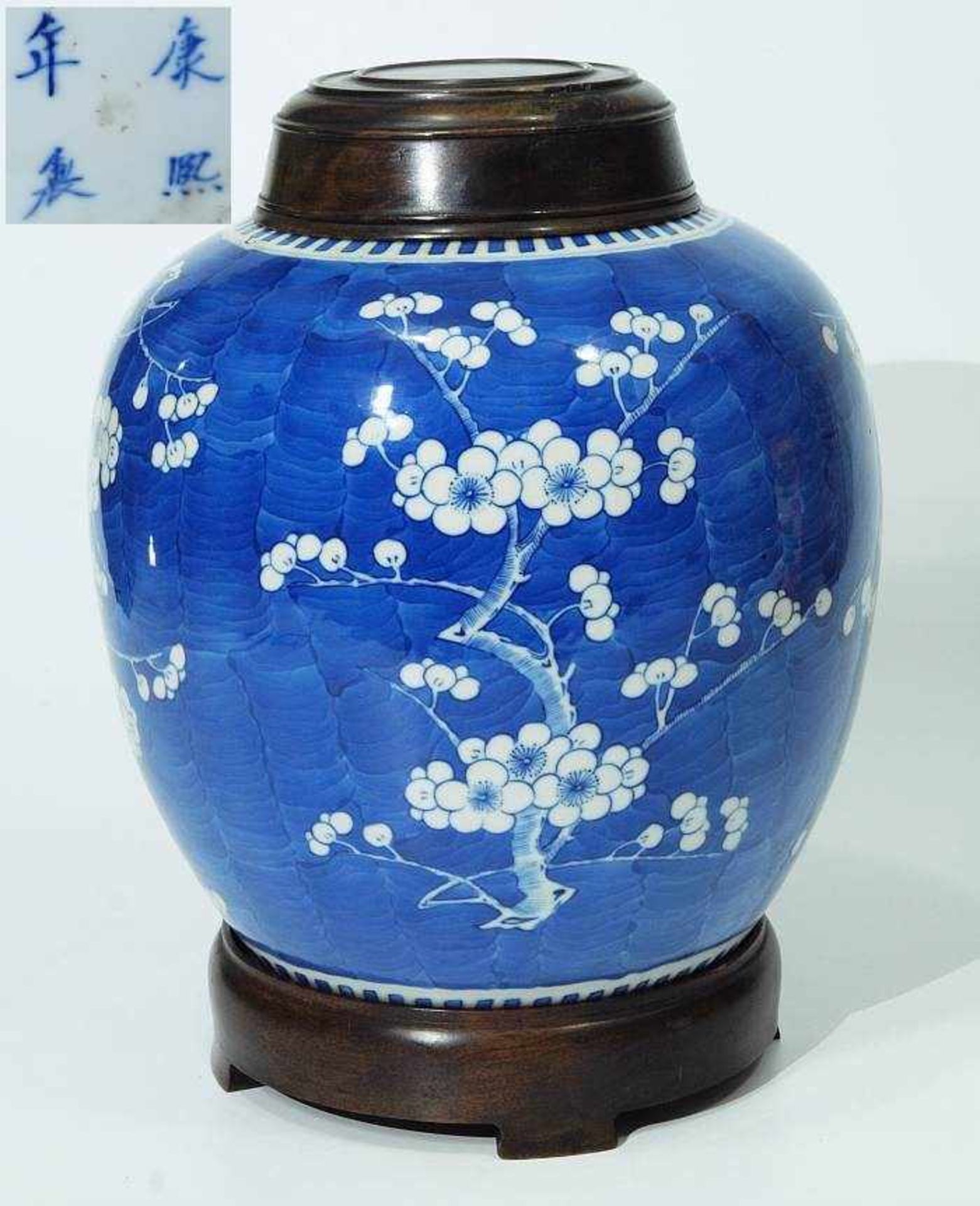Teedose/Deckeldose. Teedose/Deckeldose. Shanghai, 19. Jahrhundert. Blau-weißes Floraldekor. Bauchige
