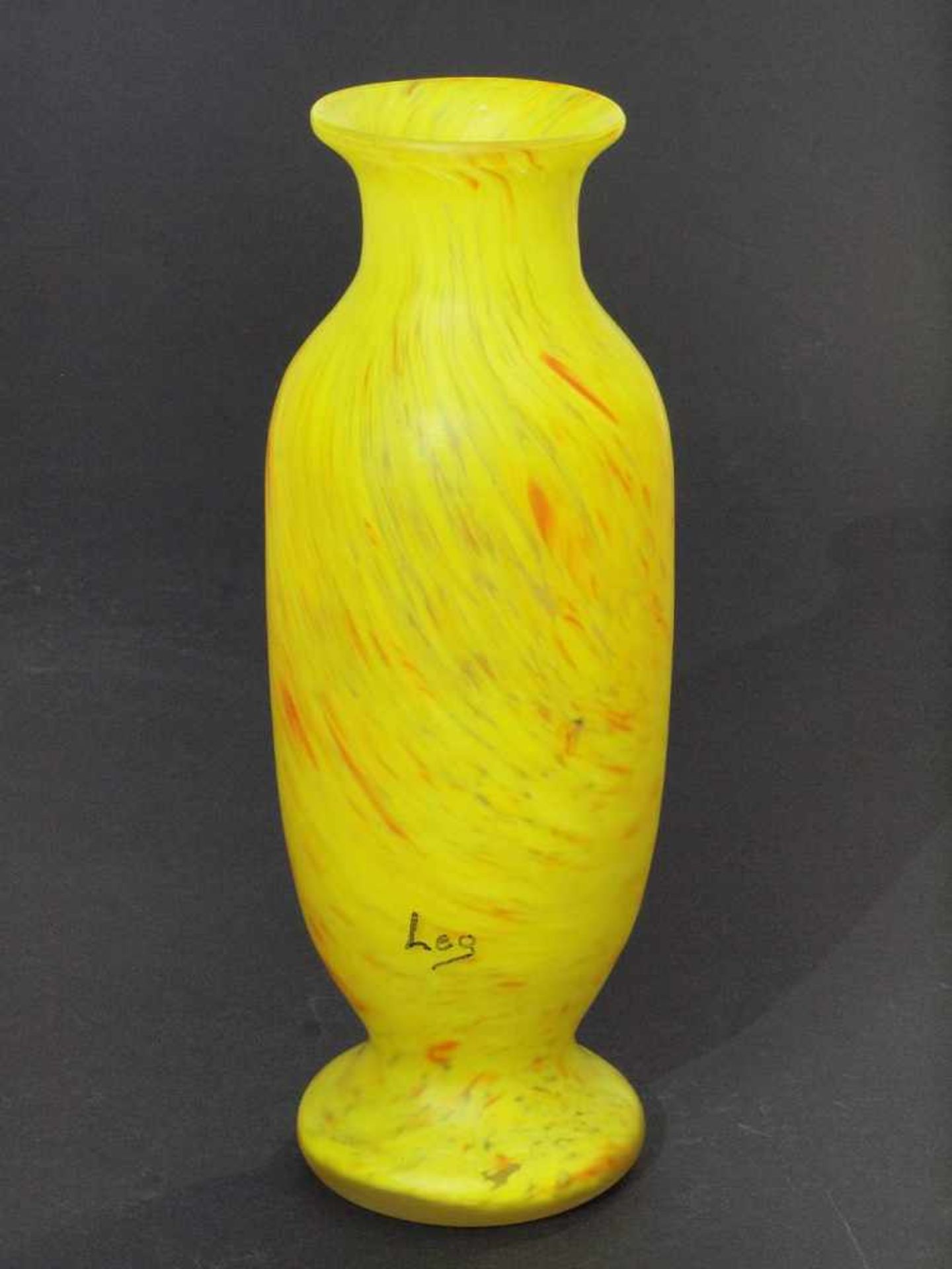 Glas-Ziervase. Glas-Ziervase. 20. Jahrhundert. Farbloses mattiertes Glas, Zwischenschichtdekor aus - Bild 2 aus 5