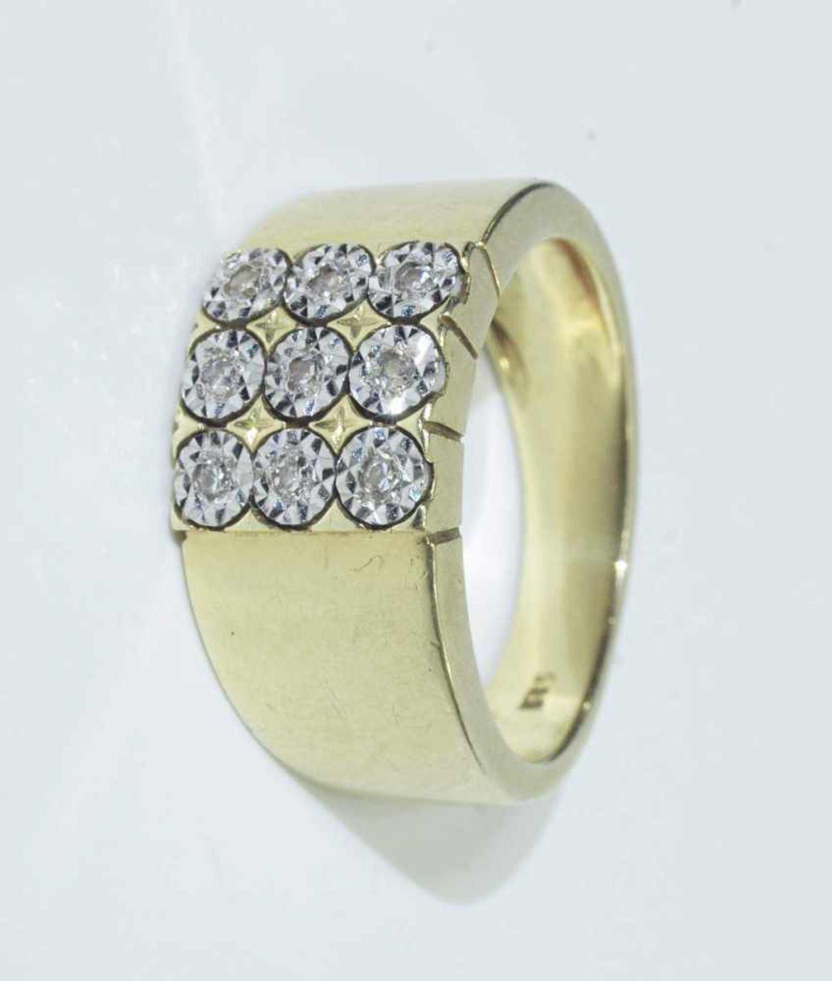 Ring mit neun kleinen Brillanten /Brillantbesatz. Ring mit neun kleinen Brillanten/Brillantbesatz. - Bild 2 aus 5