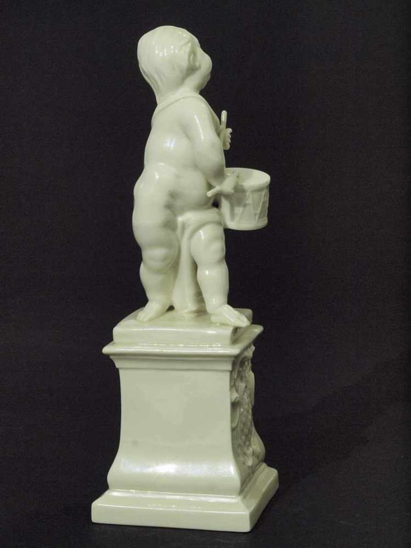 Putto mit Trommel auf hohem Podest Putto mit Trommel auf hohem Podest. NYMPHENBURG, 20. Jahrhundert. - Bild 5 aus 6