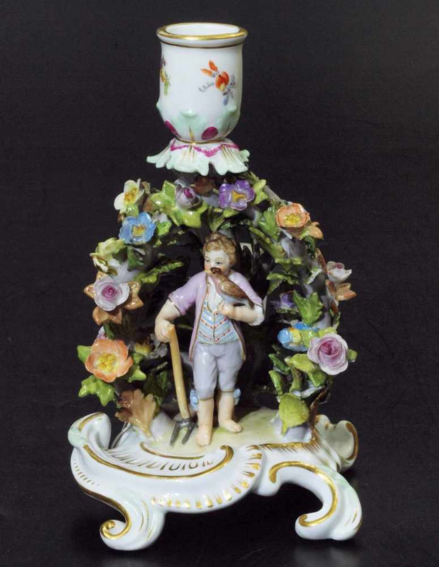 Figürlicher Handleuchter mit Ringhandhabe. Figürlicher Handleuchter mit Ringhandhabe. MEISSEN, Marke - Bild 2 aus 6