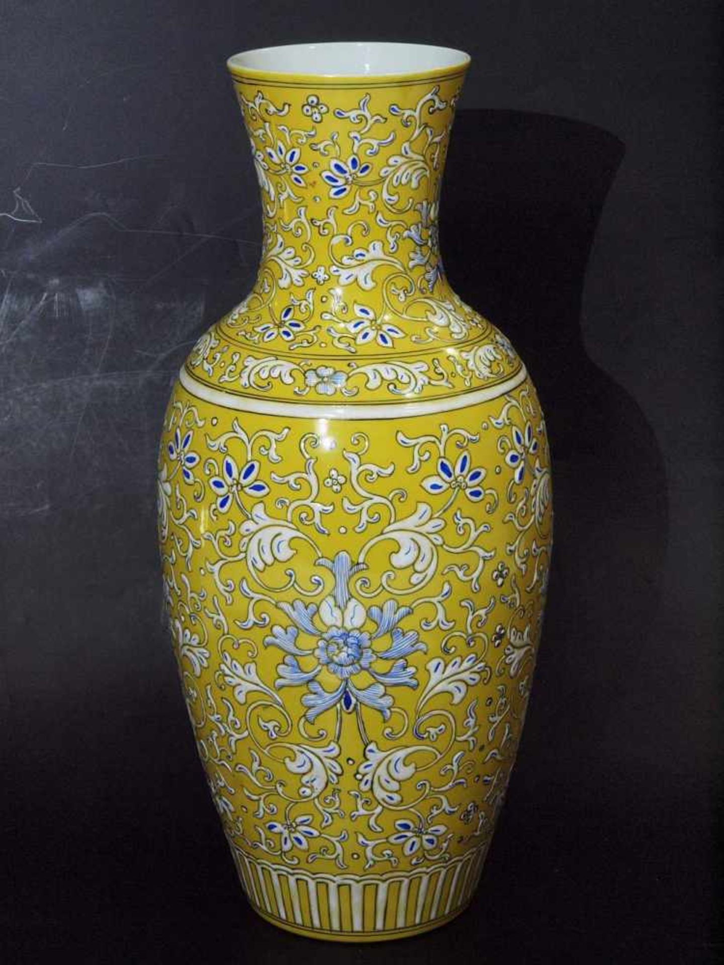 Vase. Vase. China, 20. Jahrhundert. Heller Scherben, florales Reliefdekor in blau-weiß auf gelben - Bild 2 aus 5