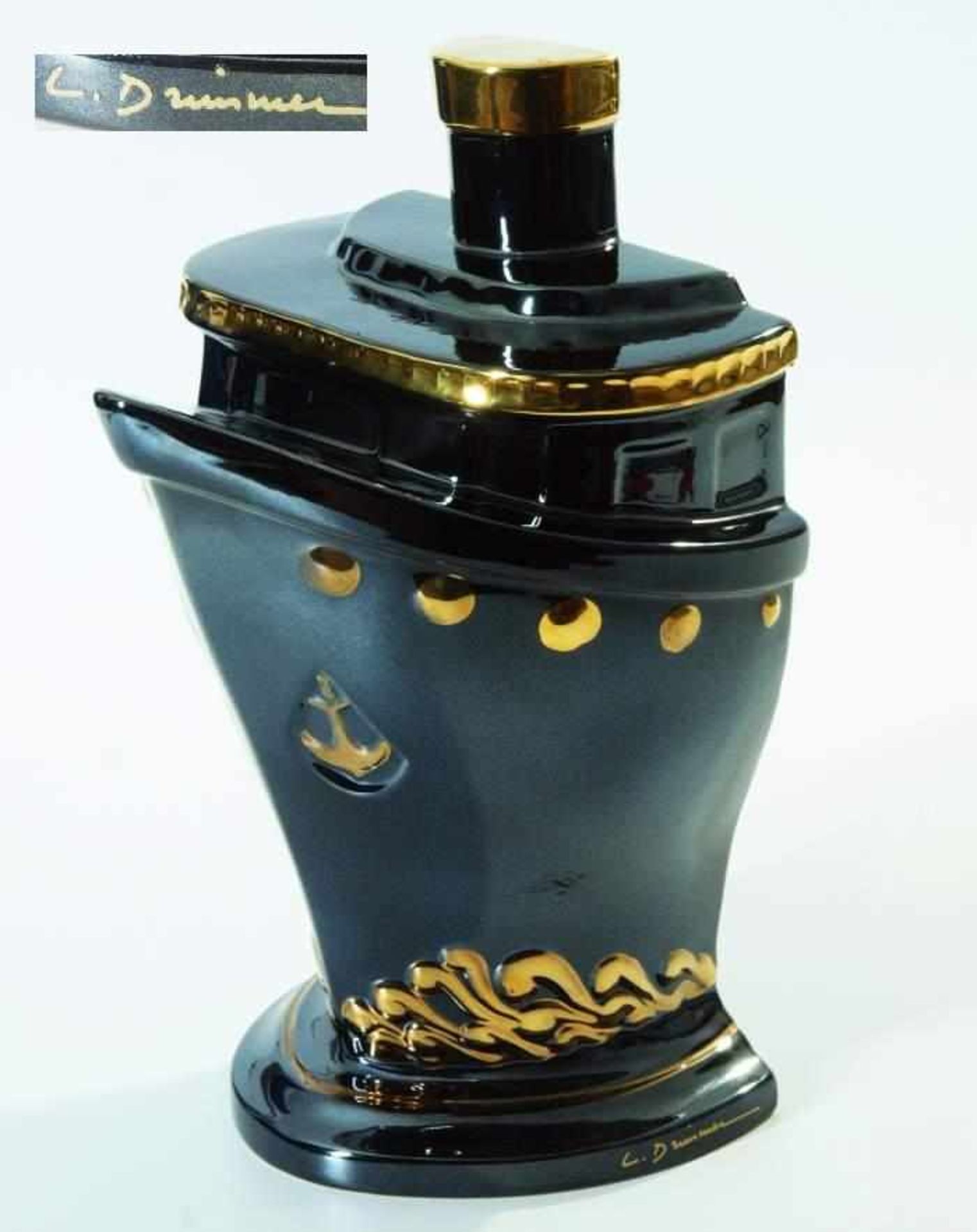 Bug der Titanic. Bug der Titanic. Keramik schwarz glasiert, partiell in Goldoptik staffiert.