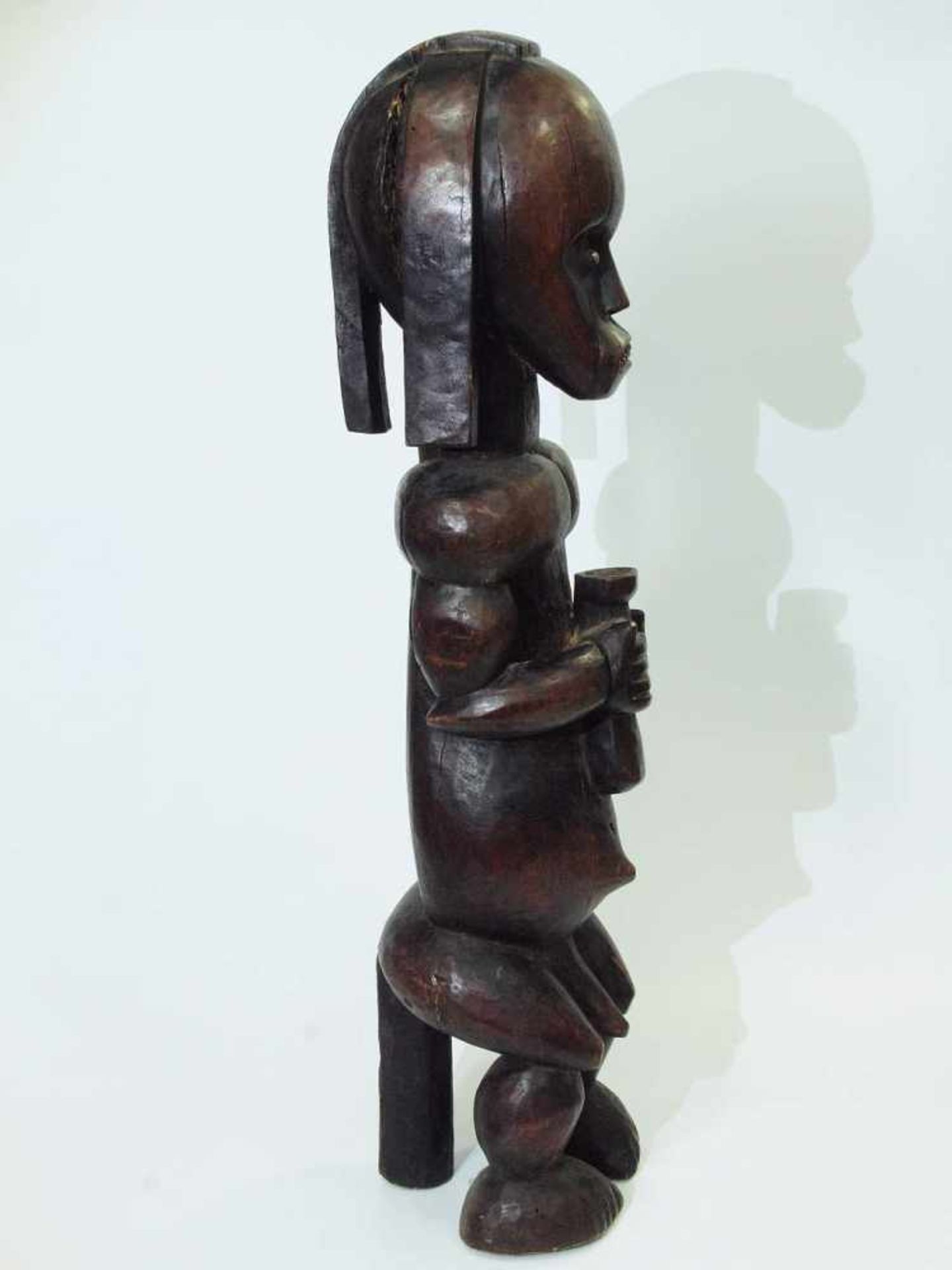 Kultfigur. Kultfigur. DR Kongo, 20. Jahrhundert. Holz, dunkel patiniert, geschnitzt. Darstellung - Bild 6 aus 7