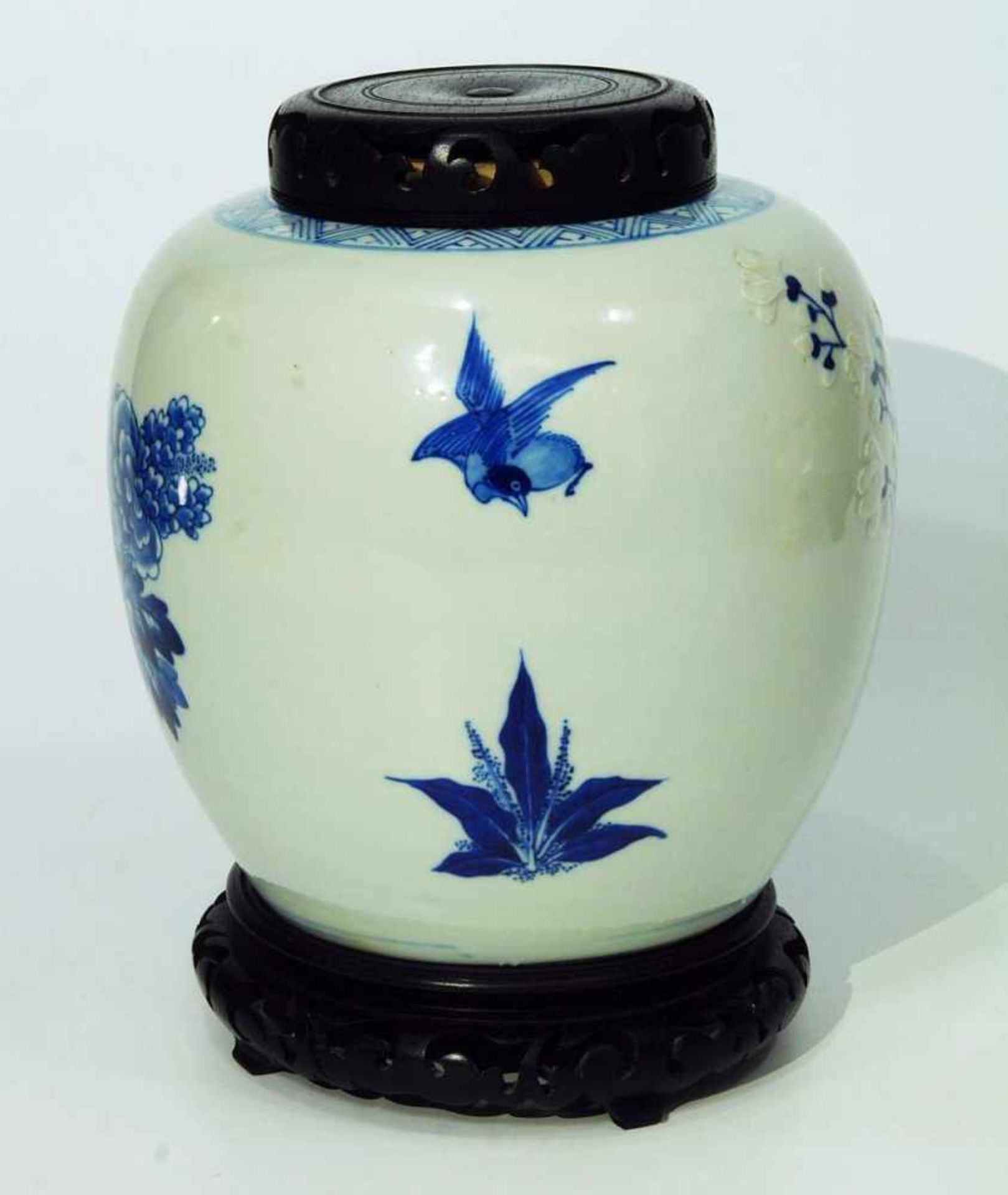 Teedose/Deckeldose. Teedose/Deckeldose. Shanghai, 19. Jahrhundert. Blau-weißes Floraldekor. Bauchige - Bild 3 aus 5
