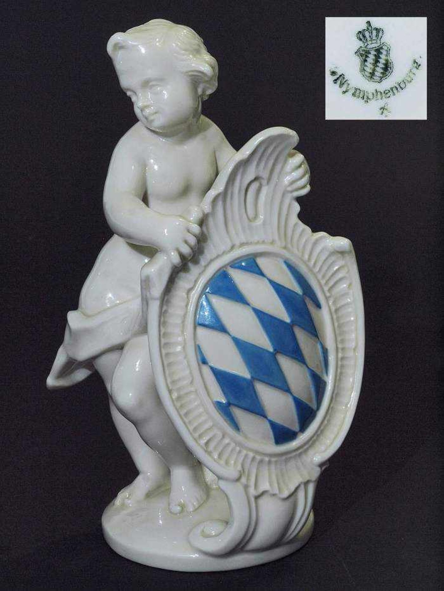 Putto mit bayerischem Wappen. Putto mit bayerischem Wappen. NYMPHENBURG, Marke 1976 - 1997.