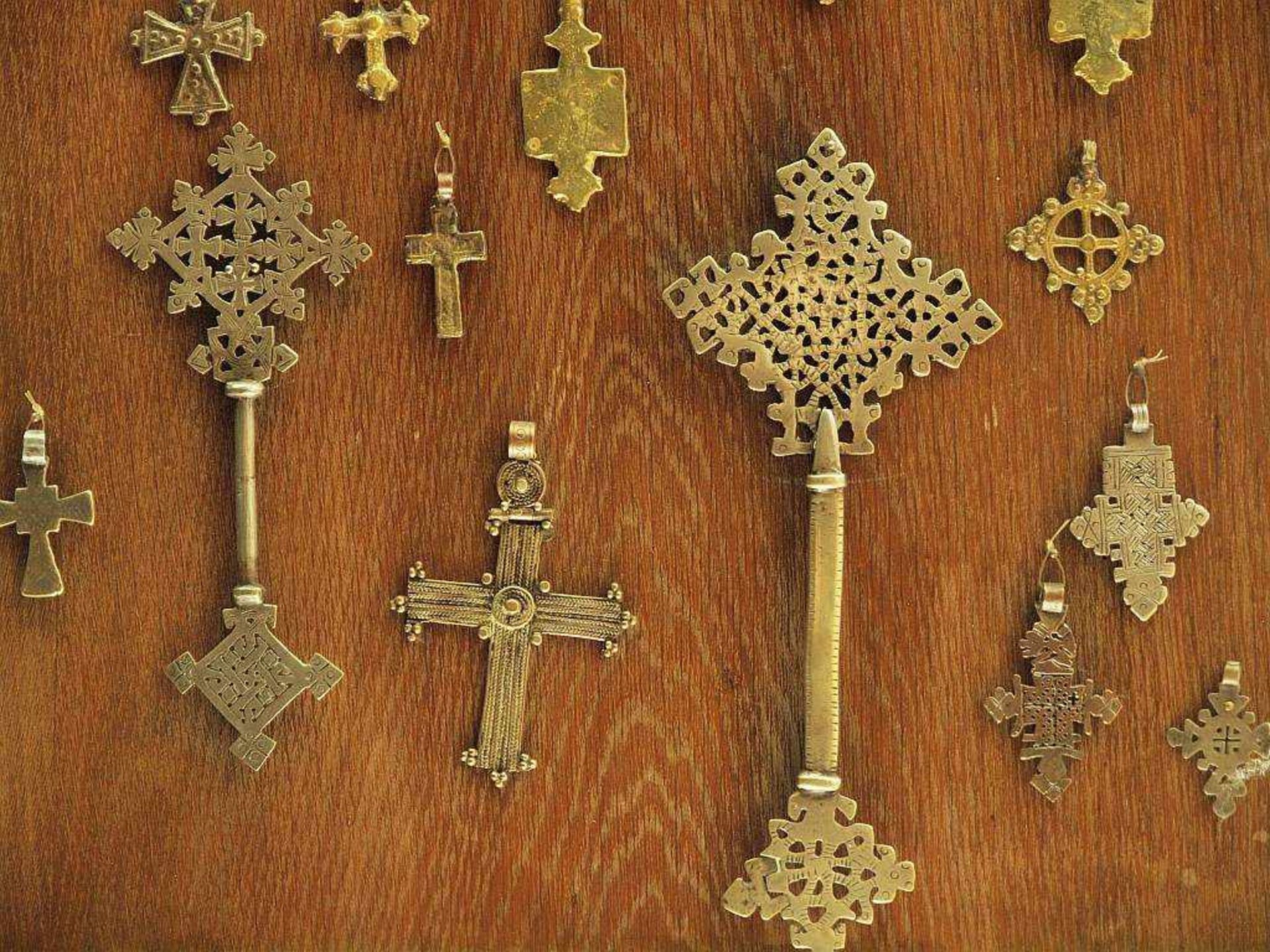 Sammlung von äthiopischen Kreuzen Sammlung von äthiopischen Kreuzen. 15 Teile. Mit Expertisen: 1) - Bild 5 aus 5
