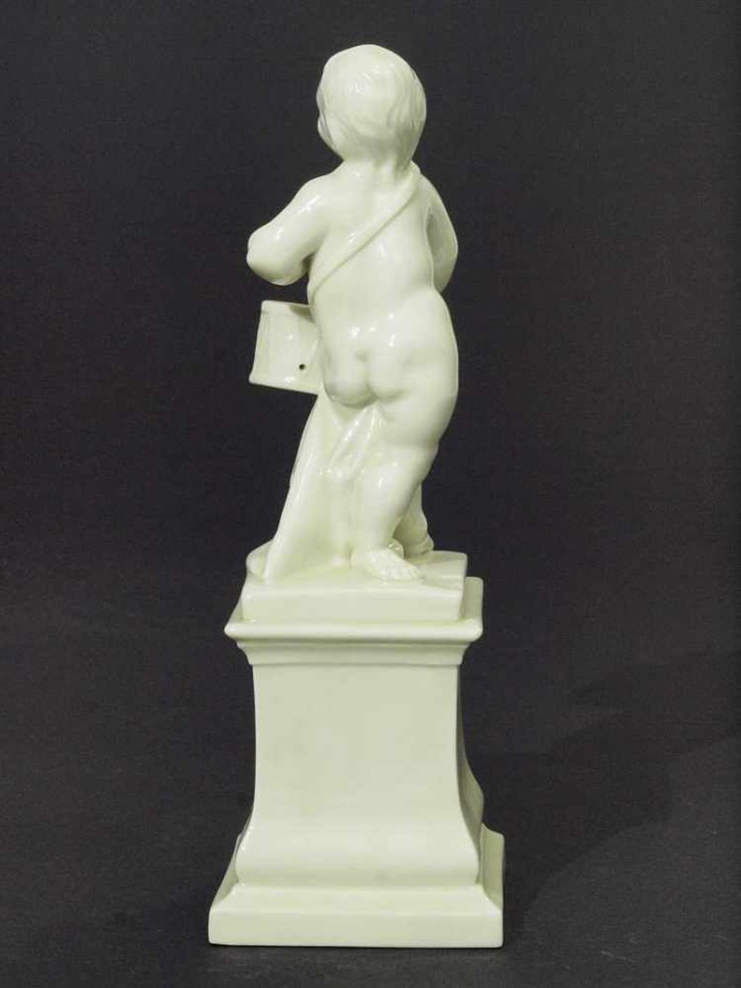 Putto mit Trommel auf hohem Podest Putto mit Trommel auf hohem Podest. NYMPHENBURG, 20. Jahrhundert. - Bild 4 aus 6