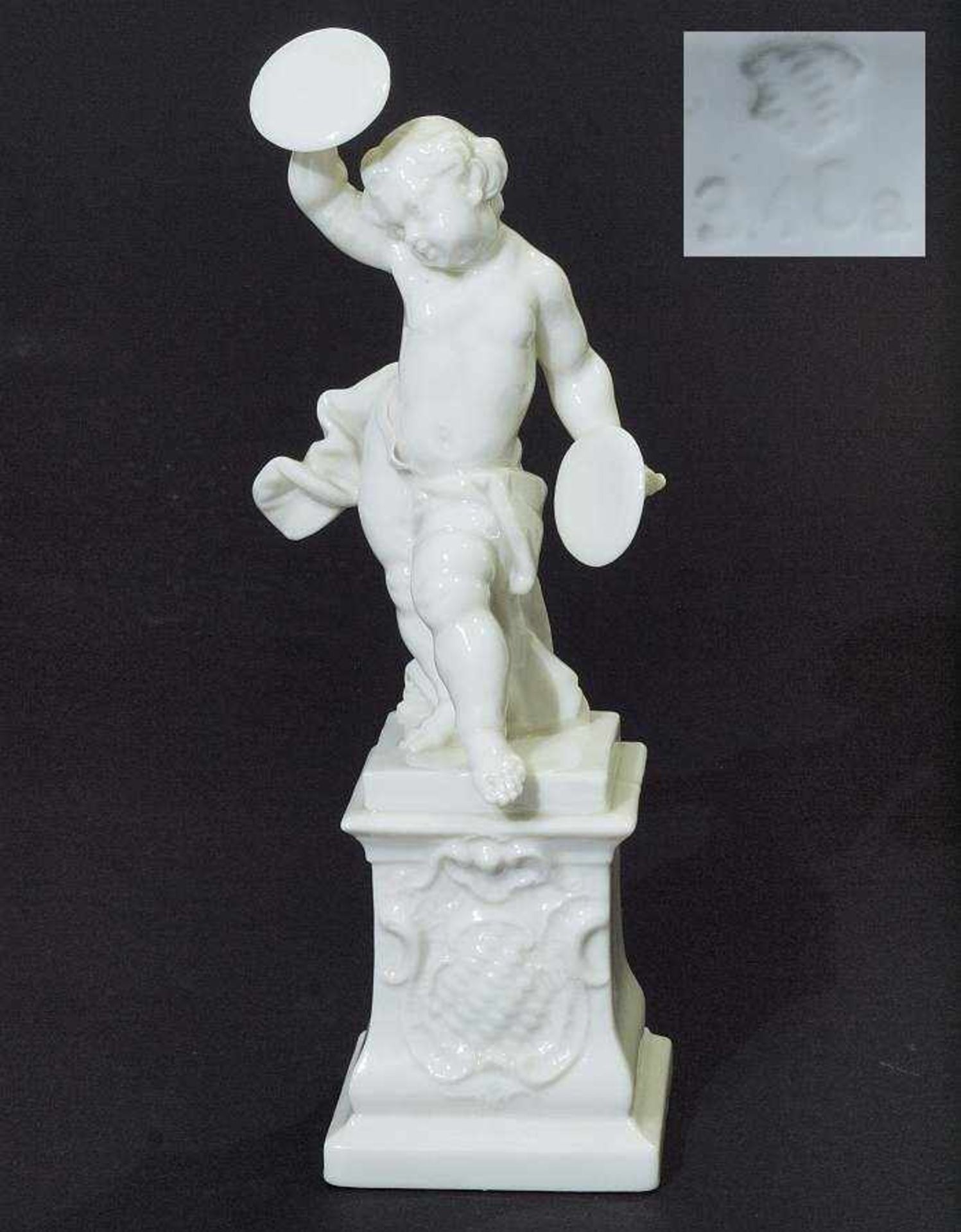 Putto mit Schlagbecken auf hohem Postament. Putto mit Schlagbecken auf hohem Postament. NYMPHENBURG,