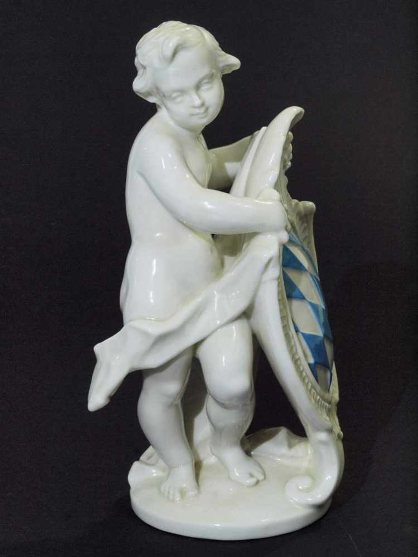 Putto mit bayerischem Wappen. Putto mit bayerischem Wappen. NYMPHENBURG, Marke 1976 - 1997. - Image 3 of 6