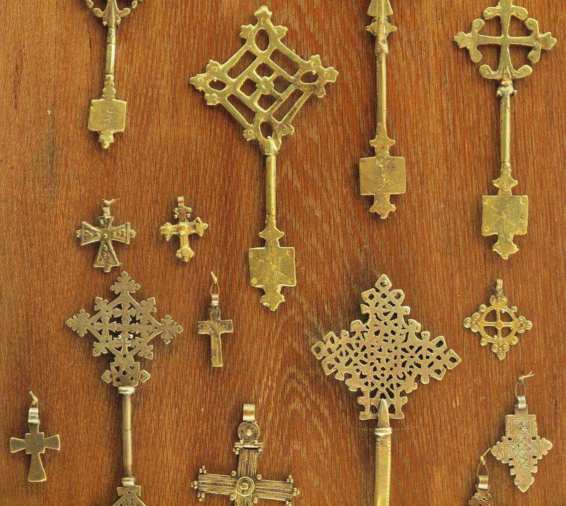 Sammlung von äthiopischen Kreuzen Sammlung von äthiopischen Kreuzen. 15 Teile. Mit Expertisen: 1) - Image 4 of 5
