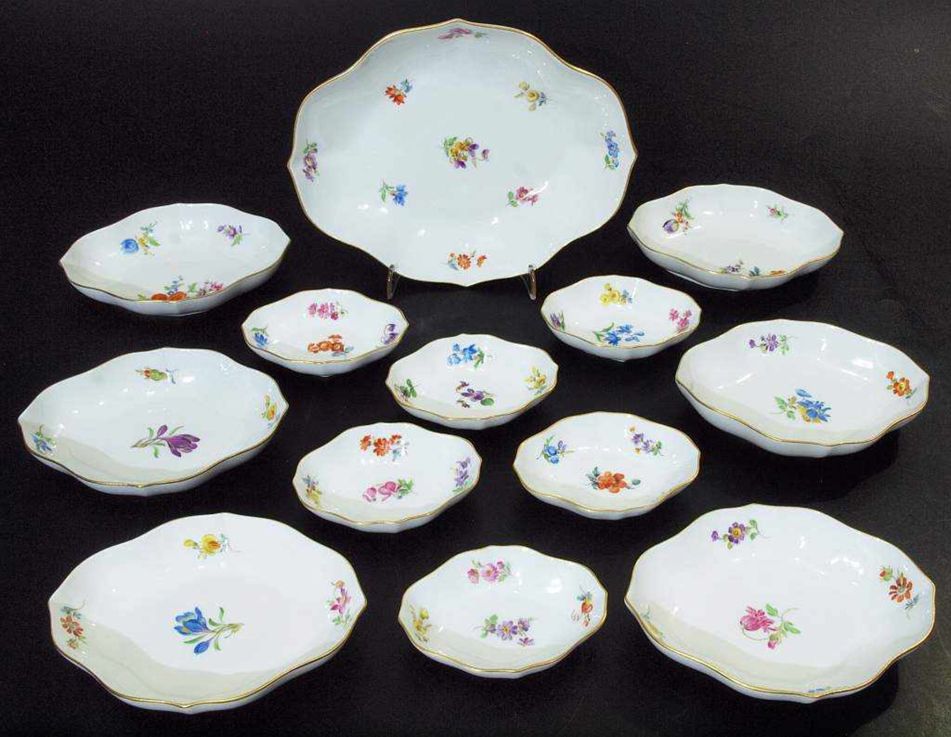 Konvolut Pralinenschalen. Große Pralinenschale mit 6er Satz kleinen. MEISSEN, Marke 1924 -1934, 1. - Bild 2 aus 5