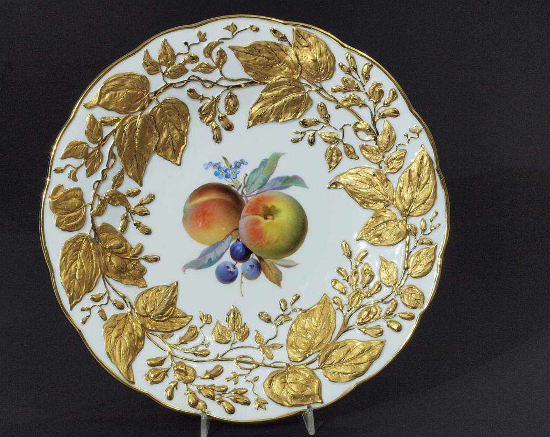 Prunkteller. MEISSEN. Prunkteller. MEISSEN, Marke 1850 - 1924, 1. Wahl. Runde leicht gemuldete Form, - Bild 2 aus 4