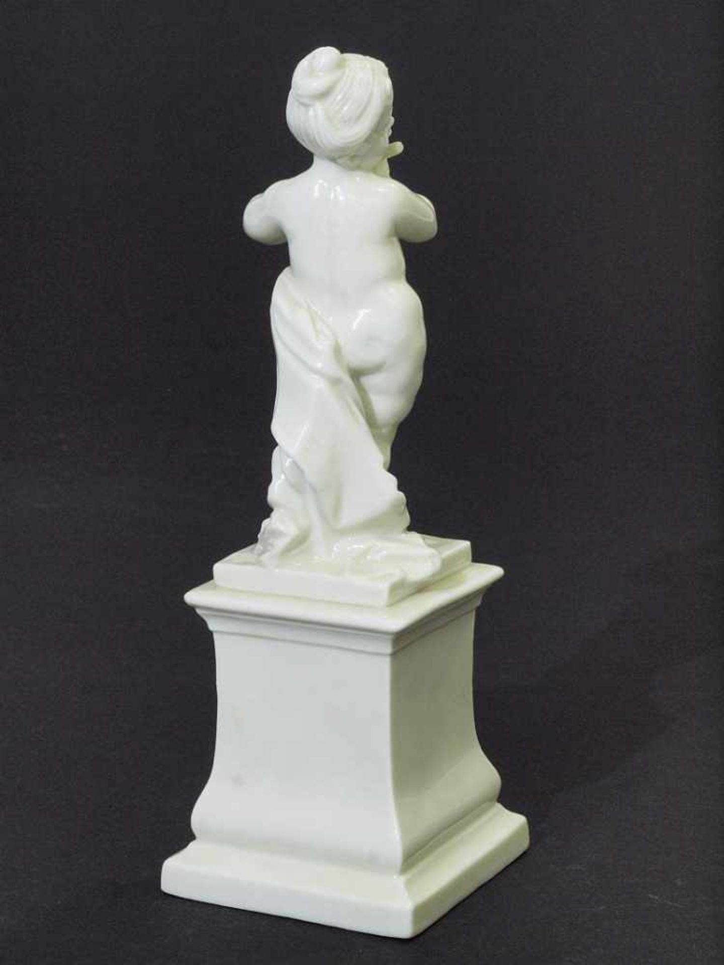 Putto mit Flöte auf hohem Podest. Putto mit Flöte auf hohem Podest. NYMPHENBURG, 20. Jahrhundert. - Bild 4 aus 6