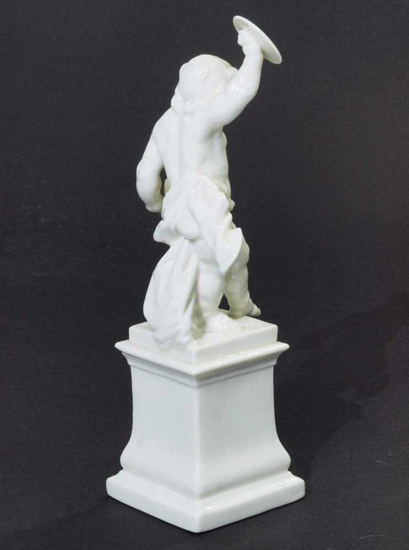 Putto mit Schlagbecken auf hohem Postament. Putto mit Schlagbecken auf hohem Postament. NYMPHENBURG, - Bild 4 aus 7